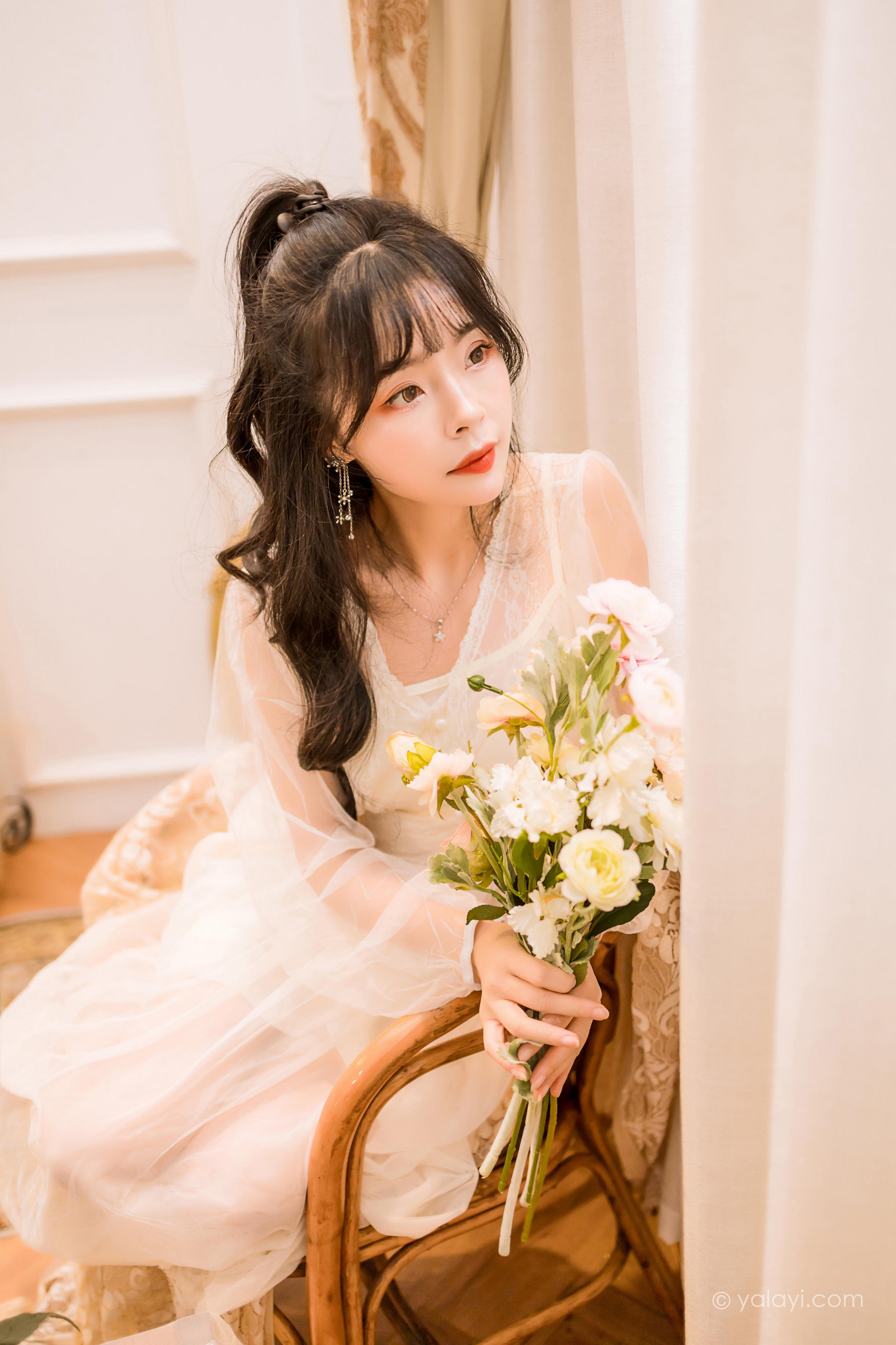 [YALAYI雅拉伊]2022.12.30 梦蝶 程小蝶 白色透视披肩加吊带蕾丝连衣裙清纯写真集第8张