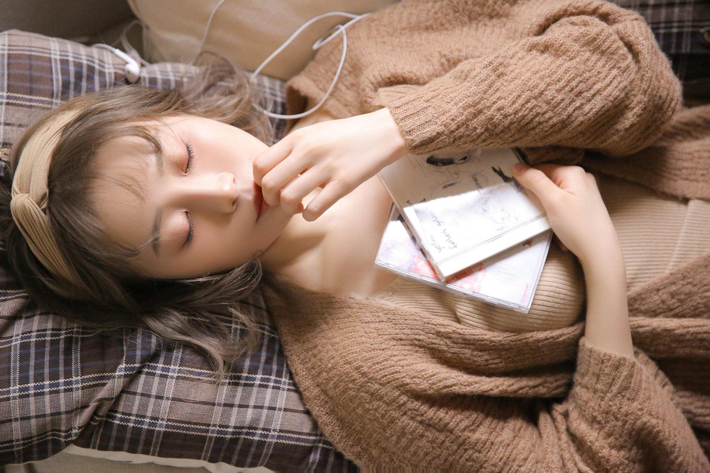 [YALAYI雅拉伊]2022.12.30 千里之外 新婚少妇 棕色披肩加米色吊带连衣裙居家清纯写真集第3张