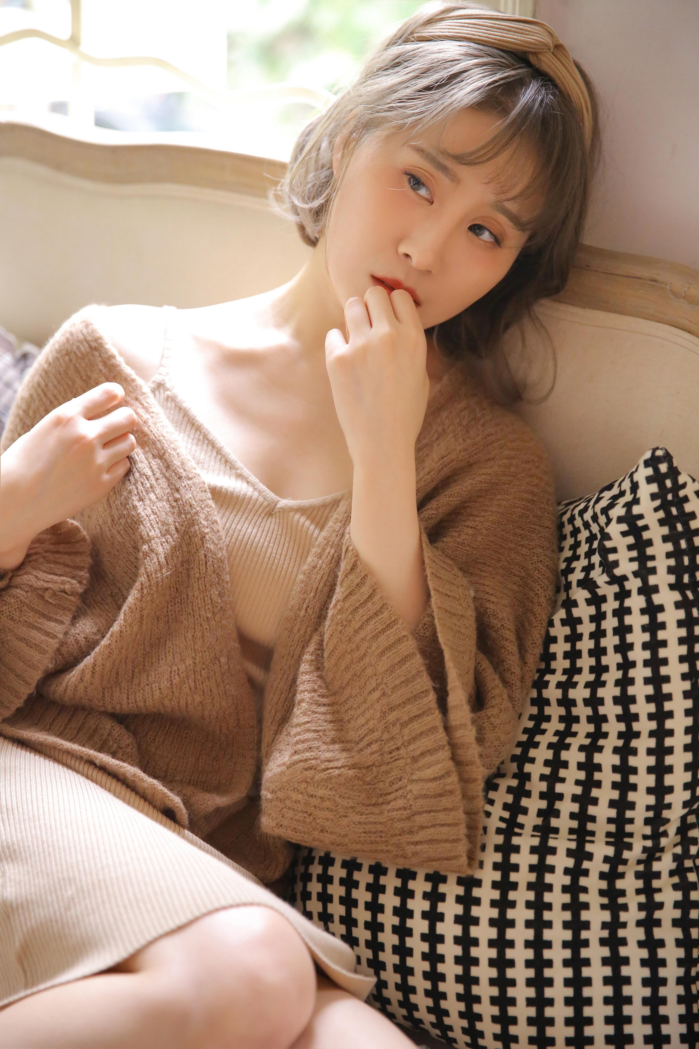 [YALAYI雅拉伊]2022.12.30 千里之外 新婚少妇 棕色披肩加米色吊带连衣裙居家清纯写真集第6张