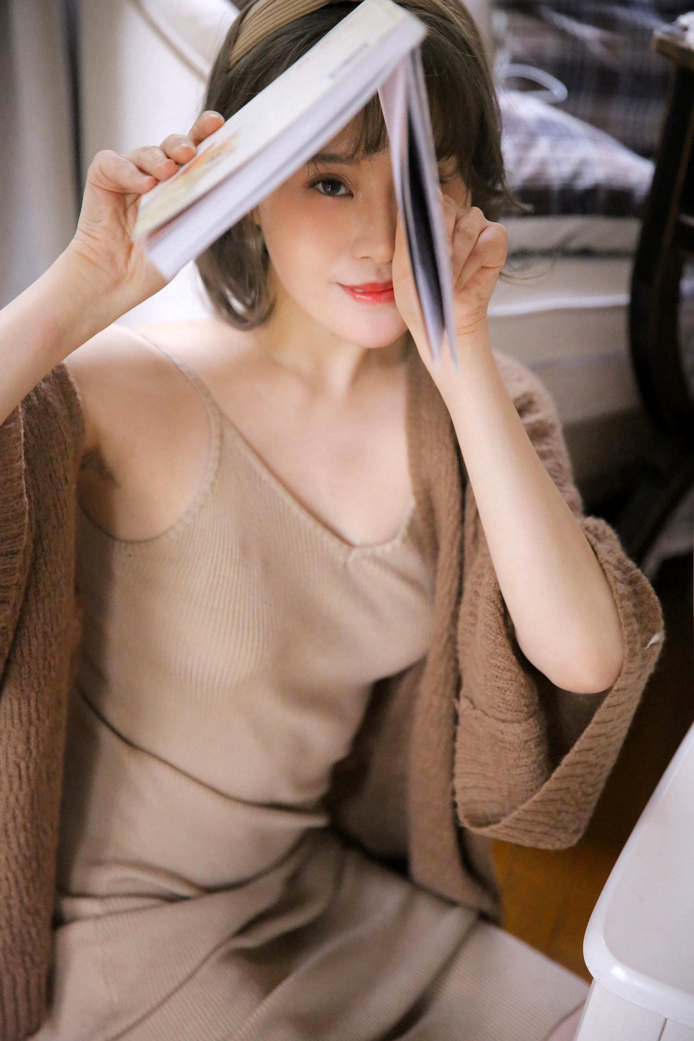 [YALAYI雅拉伊]2022.12.30 千里之外 新婚少妇 棕色披肩加米色吊带连衣裙居家清纯写真集第6张