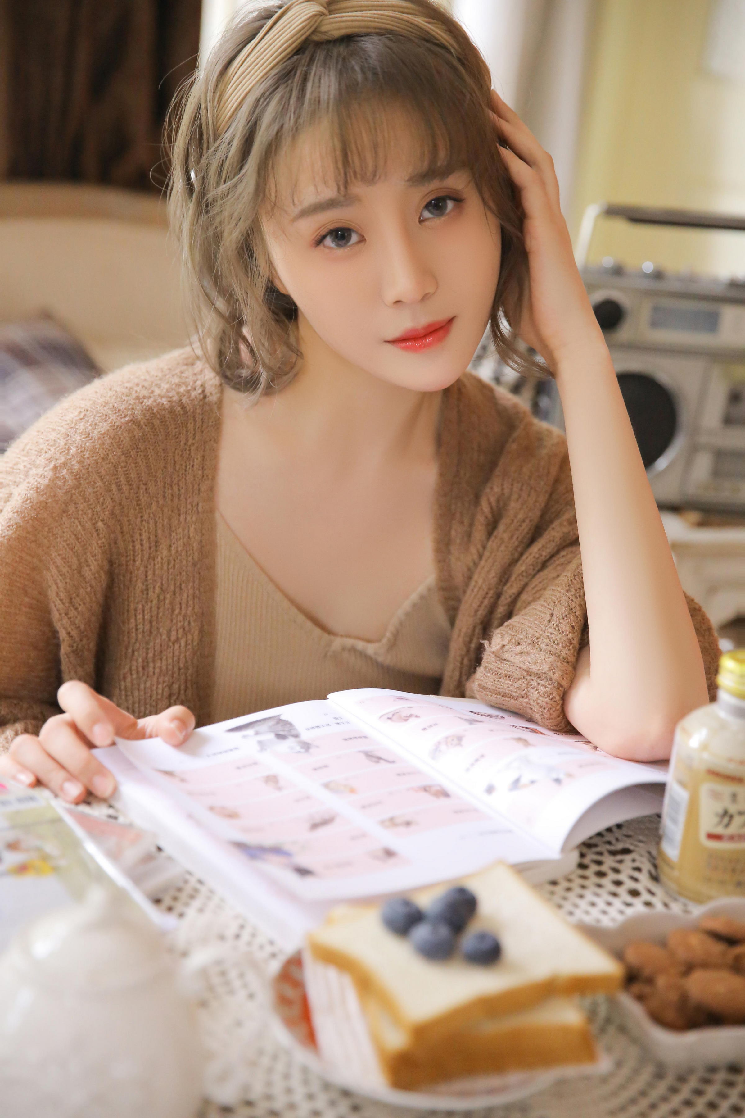 [YALAYI雅拉伊]2022.12.30 千里之外 新婚少妇 棕色披肩加米色吊带连衣裙居家清纯写真集第8张