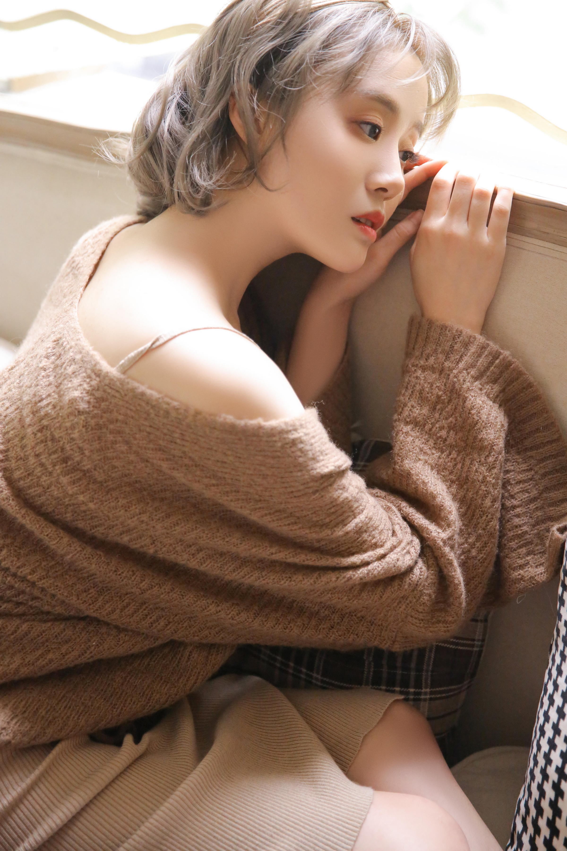 [YALAYI雅拉伊]2022.12.30 千里之外 新婚少妇 棕色披肩加米色吊带连衣裙居家清纯写真集第11张