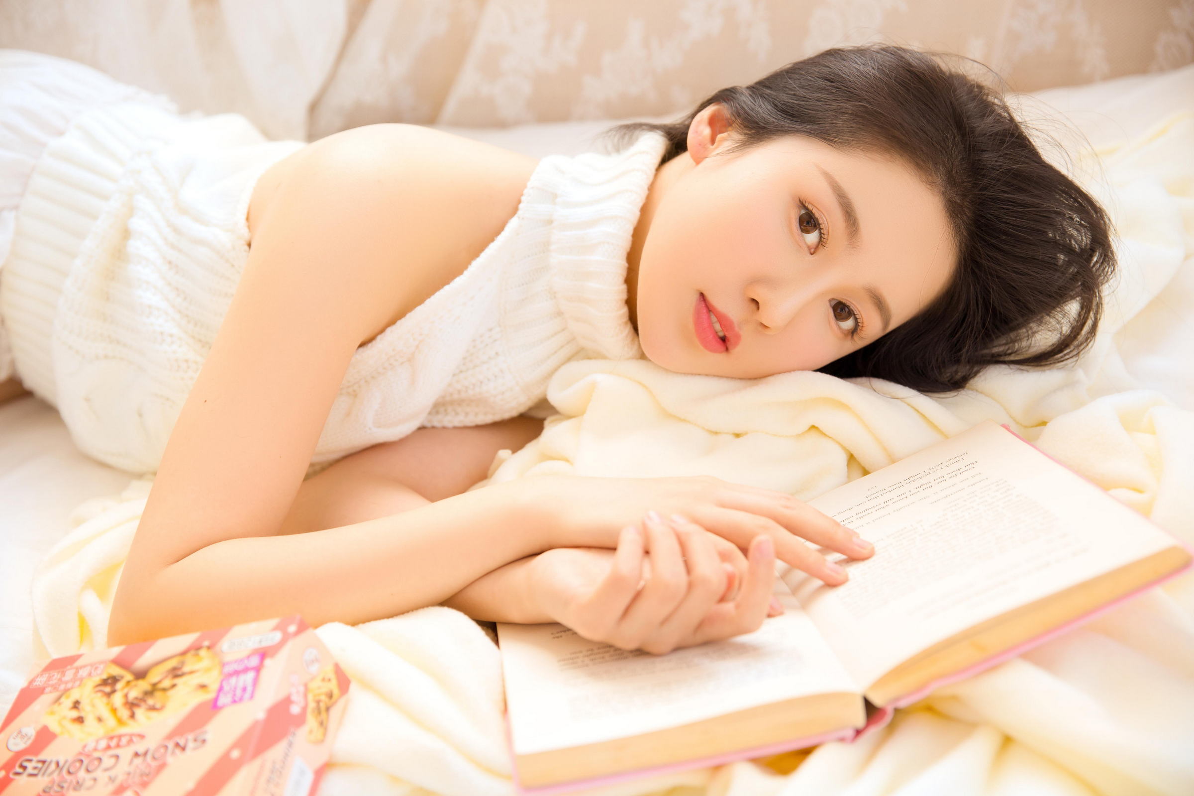 [YALAYI雅拉伊]2022.12.30 柔软的时光 居家少女 白色镂空上衣加透视安全短裤清纯写真集第4张