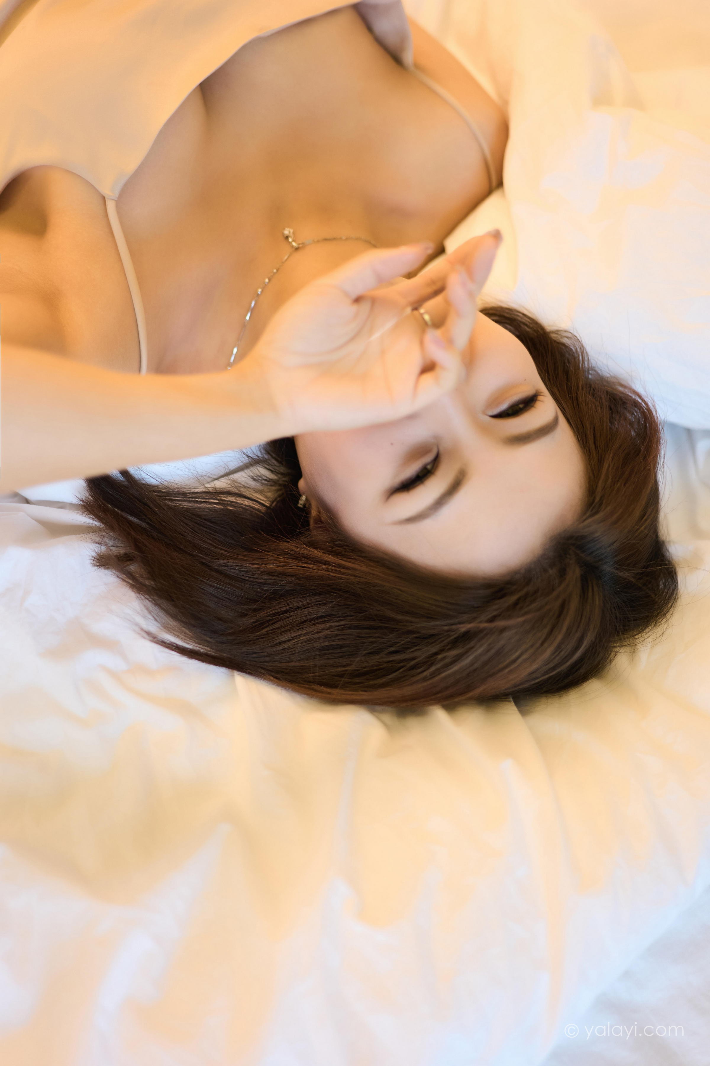 [YALAYI雅拉伊]2022.12.30 慵懒的女人 悦儿 米色吊带连衣裙居家清纯写真集第4张