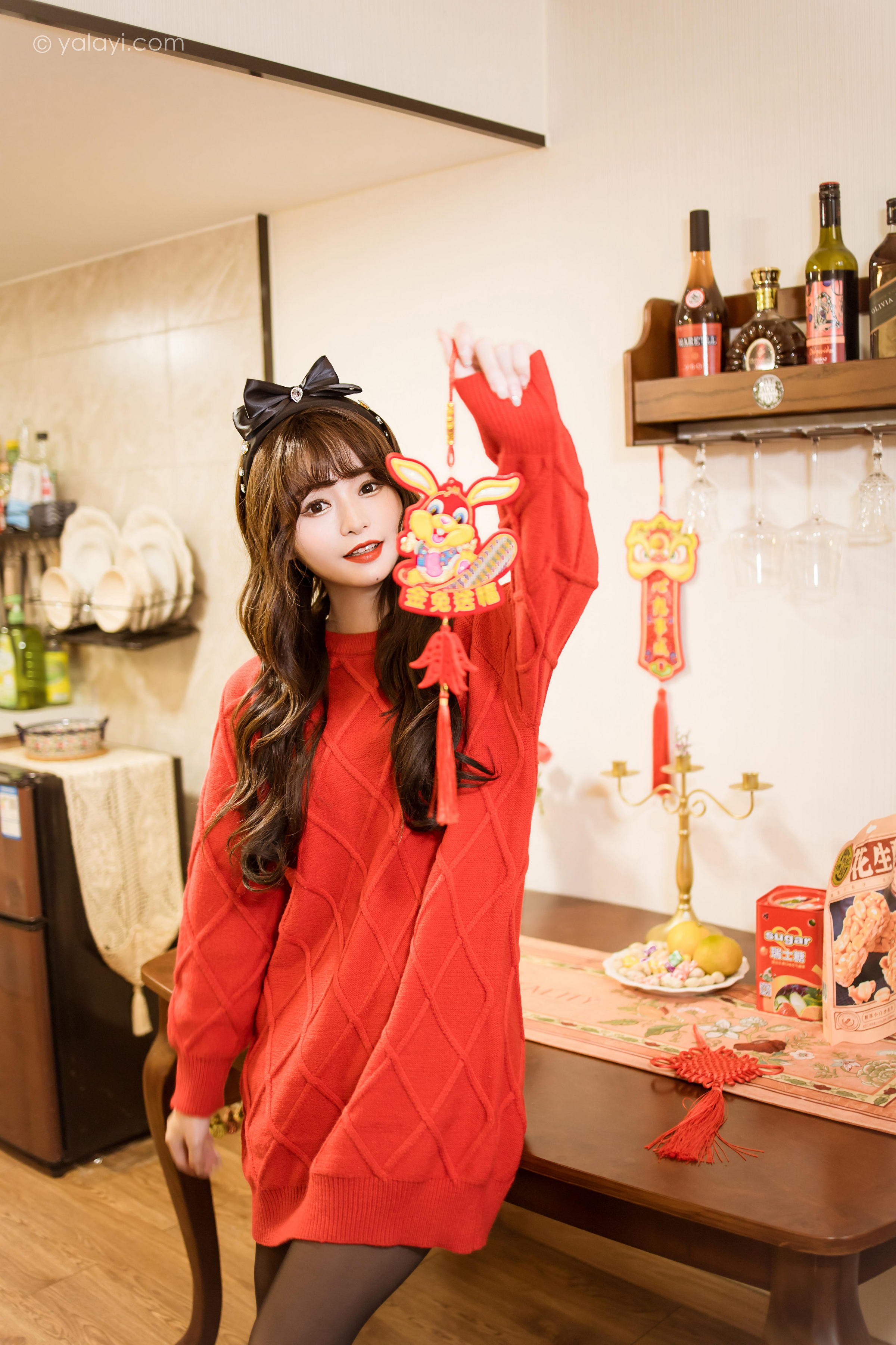[YALAYI雅拉伊]2023.01.19 穿上你送的红毛衣 小亭 黑丝美腿居家性感写真集第1张