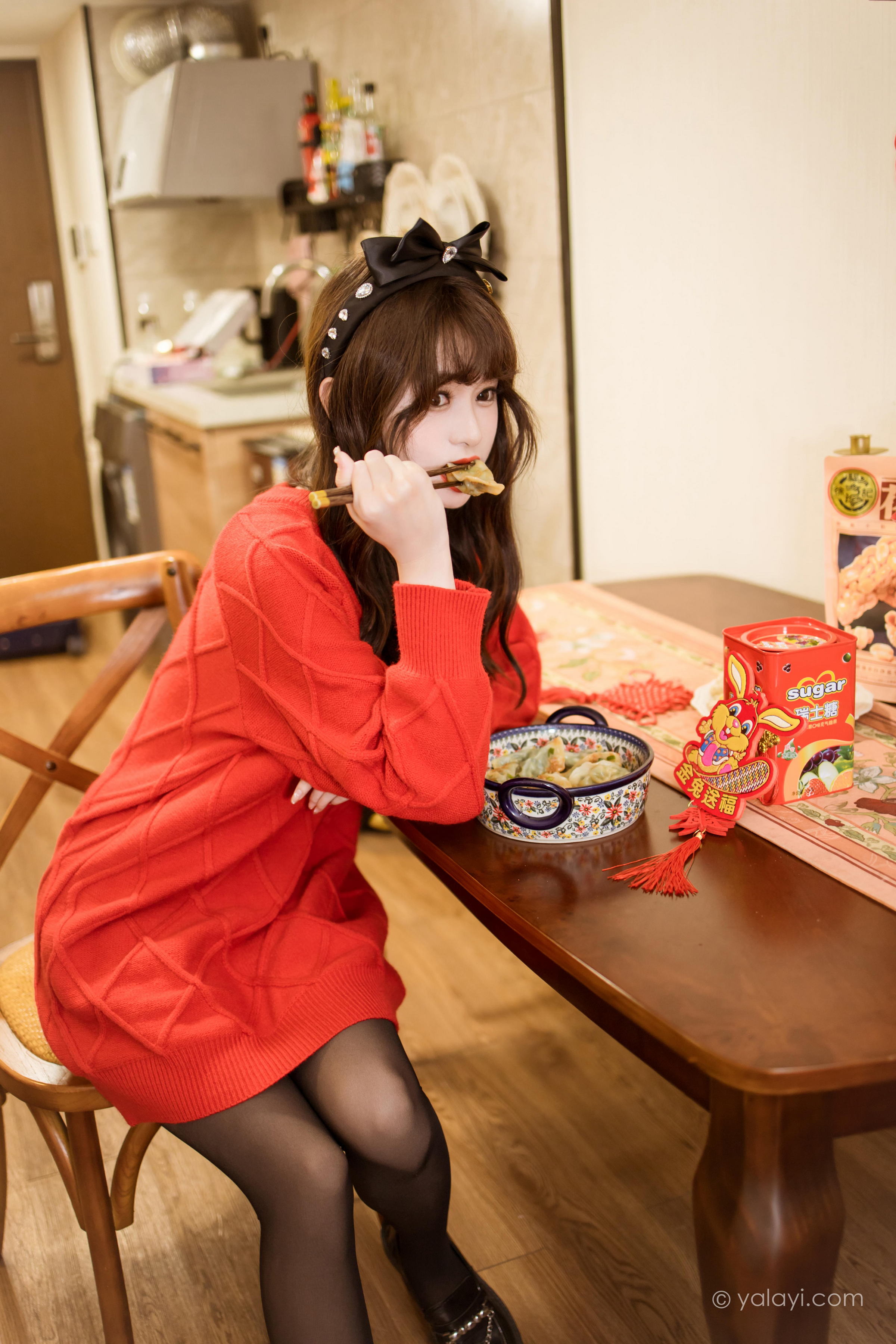 [YALAYI雅拉伊]2023.01.19 穿上你送的红毛衣 小亭 黑丝美腿居家性感写真集第8张