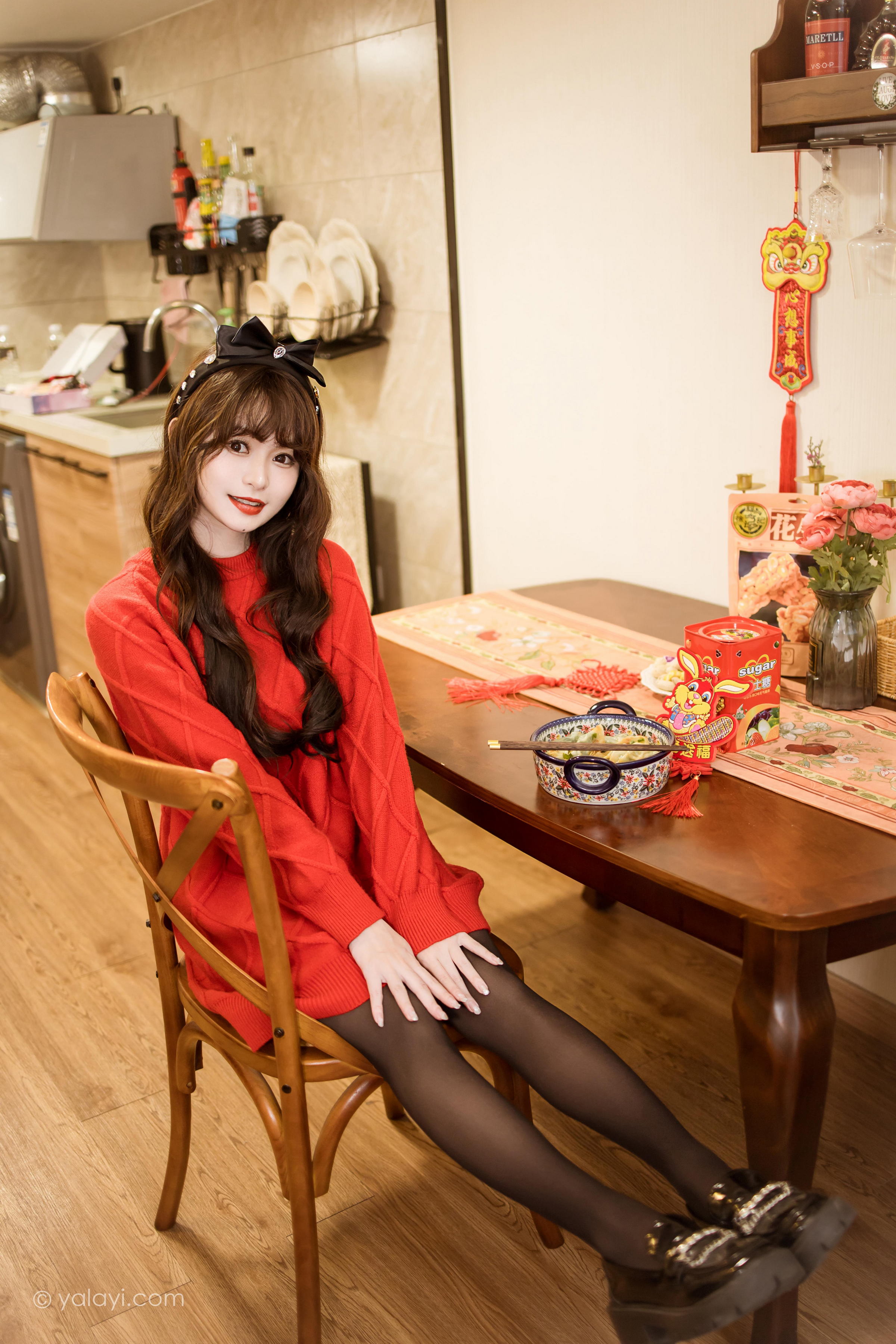 [YALAYI雅拉伊]2023.01.19 穿上你送的红毛衣 小亭 黑丝美腿居家性感写真集第14张
