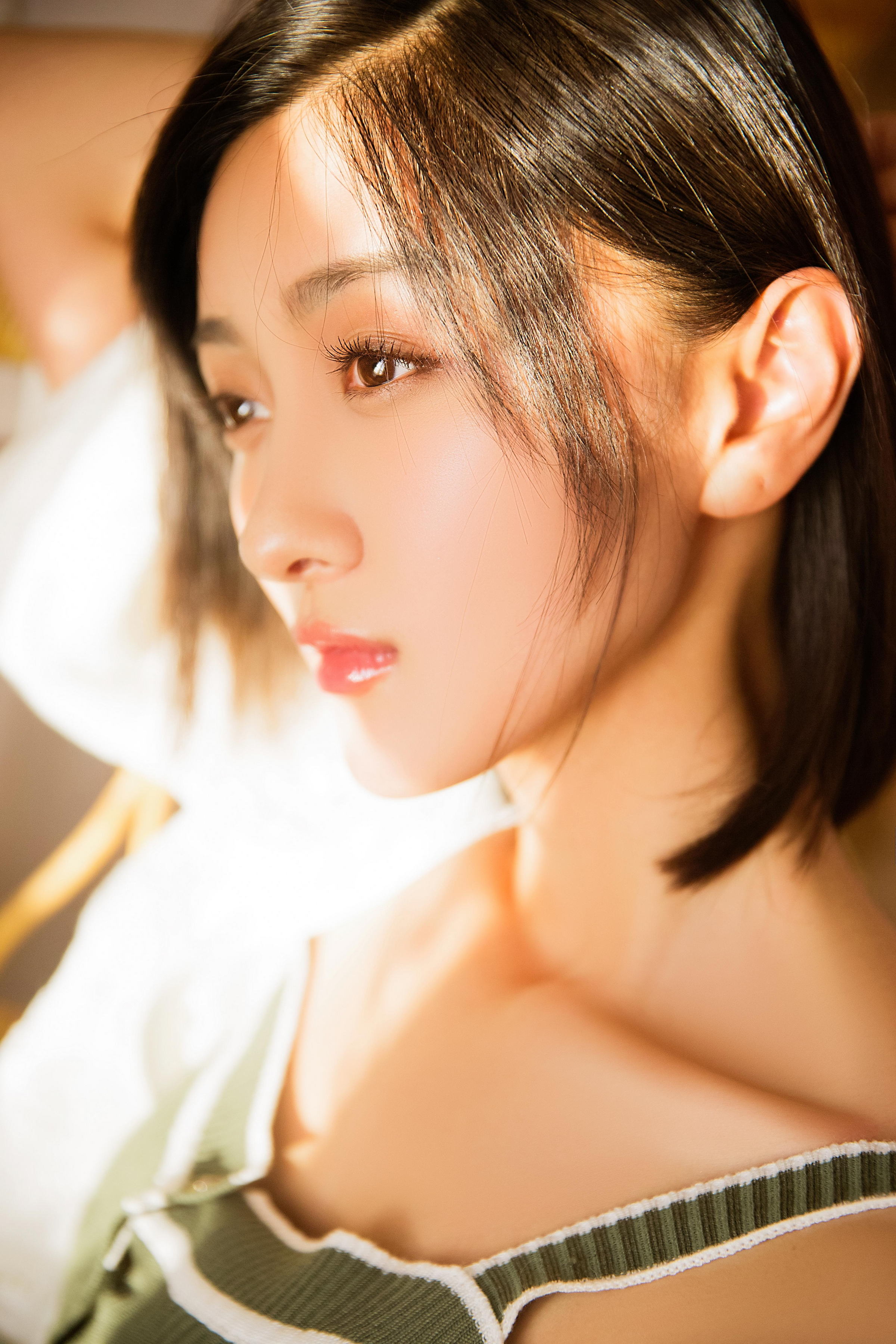 [YALAYI雅拉伊]2023.02.01 像第一次遇见你 清纯甜美小女友 白色镂空披肩与短裤加性感小背心私房写真集第4张