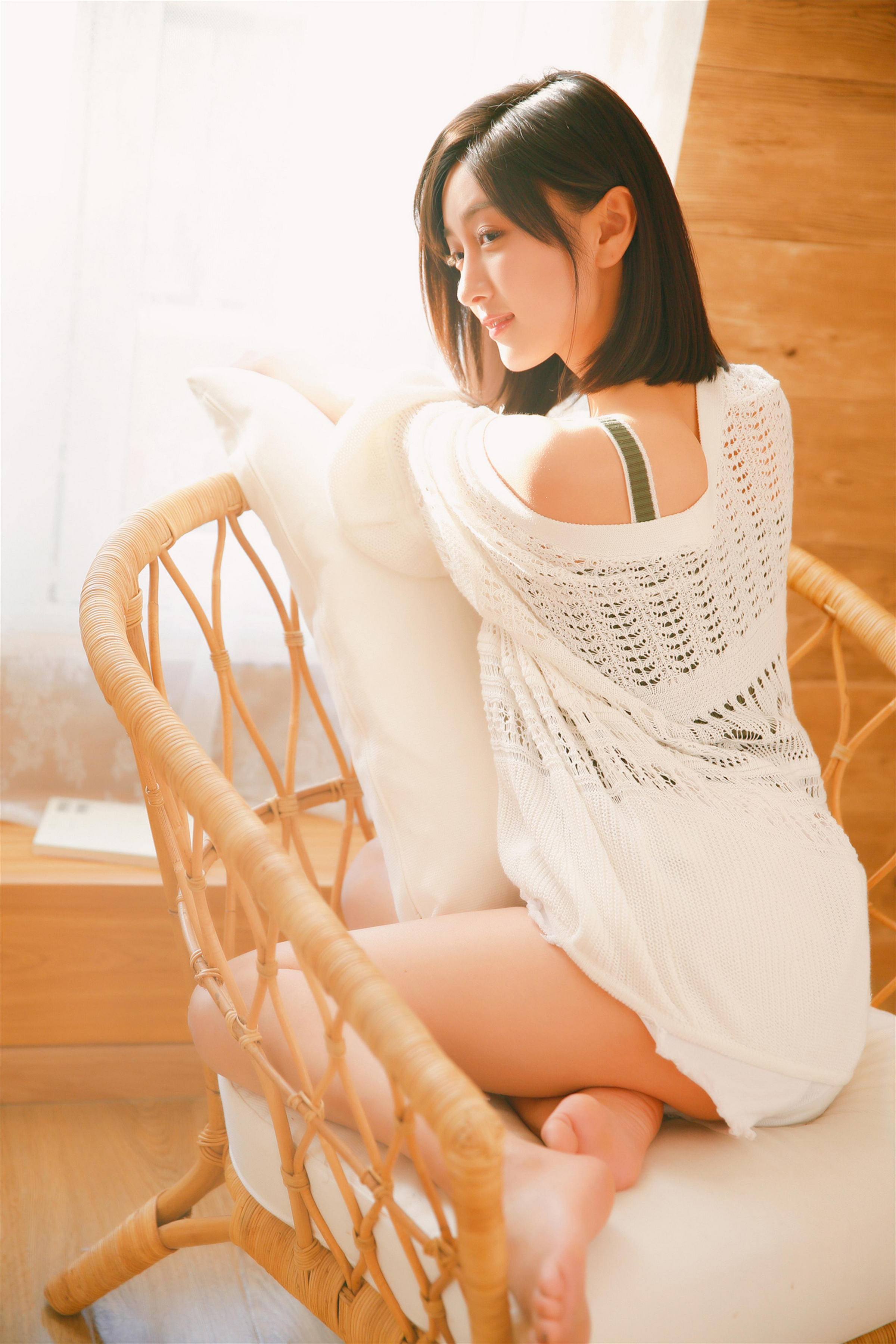 [YALAYI雅拉伊]2023.02.01 像第一次遇见你 清纯甜美小女友 白色镂空披肩与短裤加性感小背心私房写真集第6张