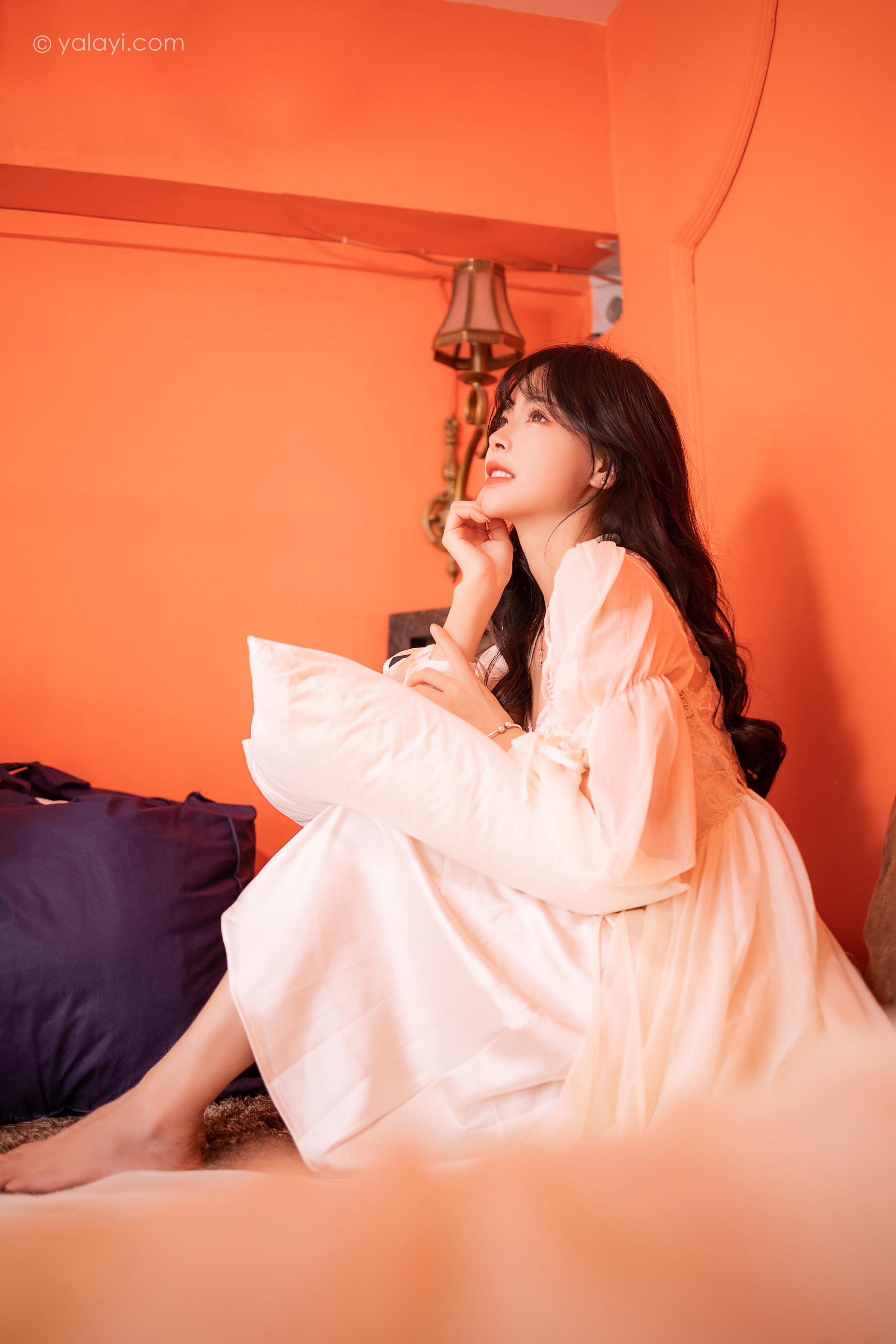 [YALAYI雅拉伊]2023.02.04 香浓的诱惑 程小蝶 白色透视披肩裙加蕾丝抹胸连衣裙性感写真集第5张