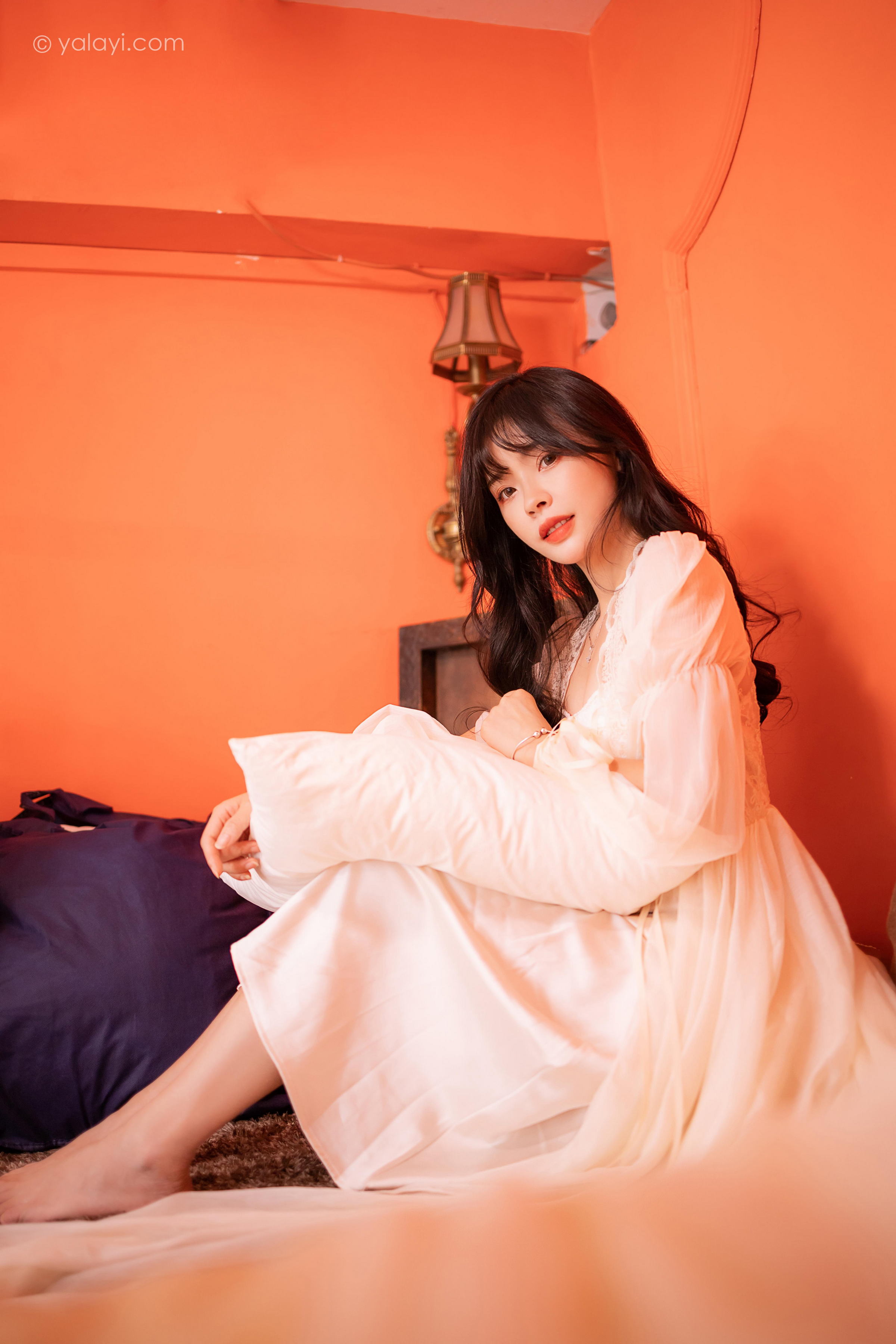 [YALAYI雅拉伊]2023.02.04 香浓的诱惑 程小蝶 白色透视披肩裙加蕾丝抹胸连衣裙性感写真集第5张