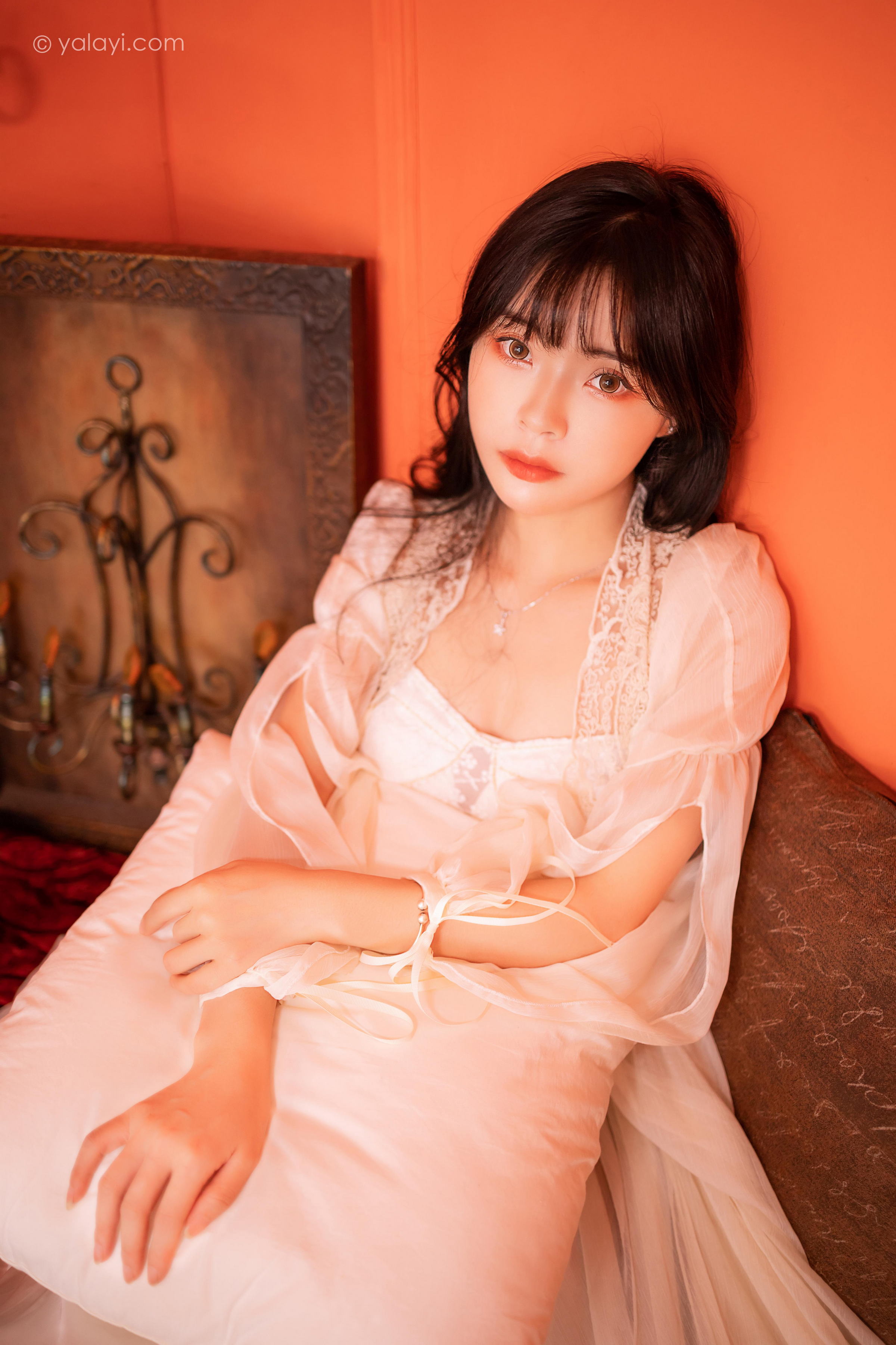 [YALAYI雅拉伊]2023.02.04 香浓的诱惑 程小蝶 白色透视披肩裙加蕾丝抹胸连衣裙性感写真集第9张
