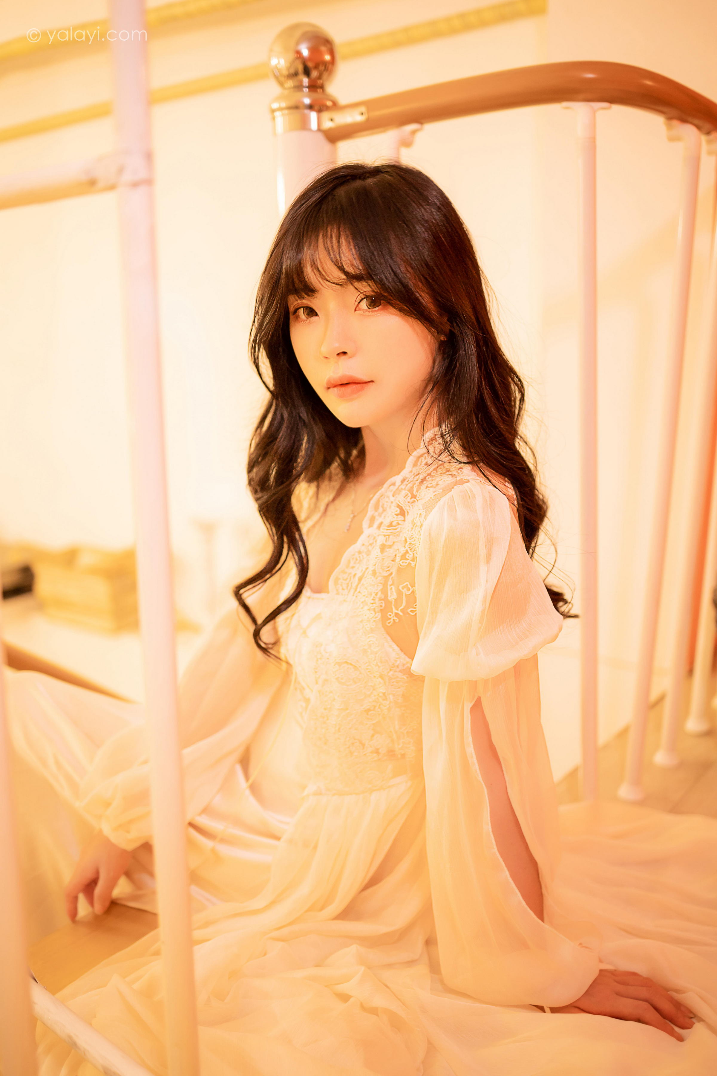 [YALAYI雅拉伊]2023.02.04 香浓的诱惑 程小蝶 白色透视披肩裙加蕾丝抹胸连衣裙性感写真集第11张