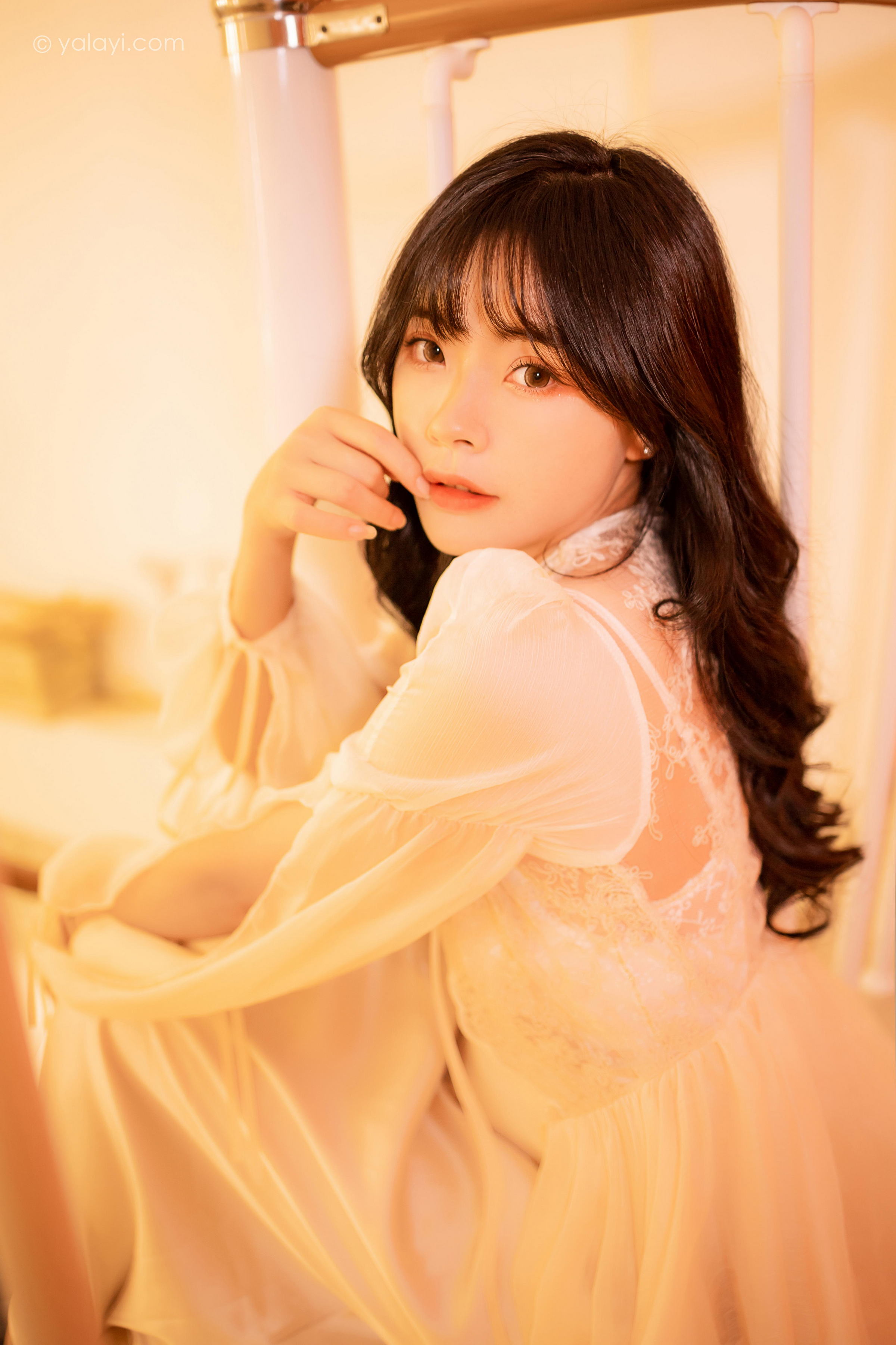 [YALAYI雅拉伊]2023.02.04 香浓的诱惑 程小蝶 白色透视披肩裙加蕾丝抹胸连衣裙性感写真集第11张