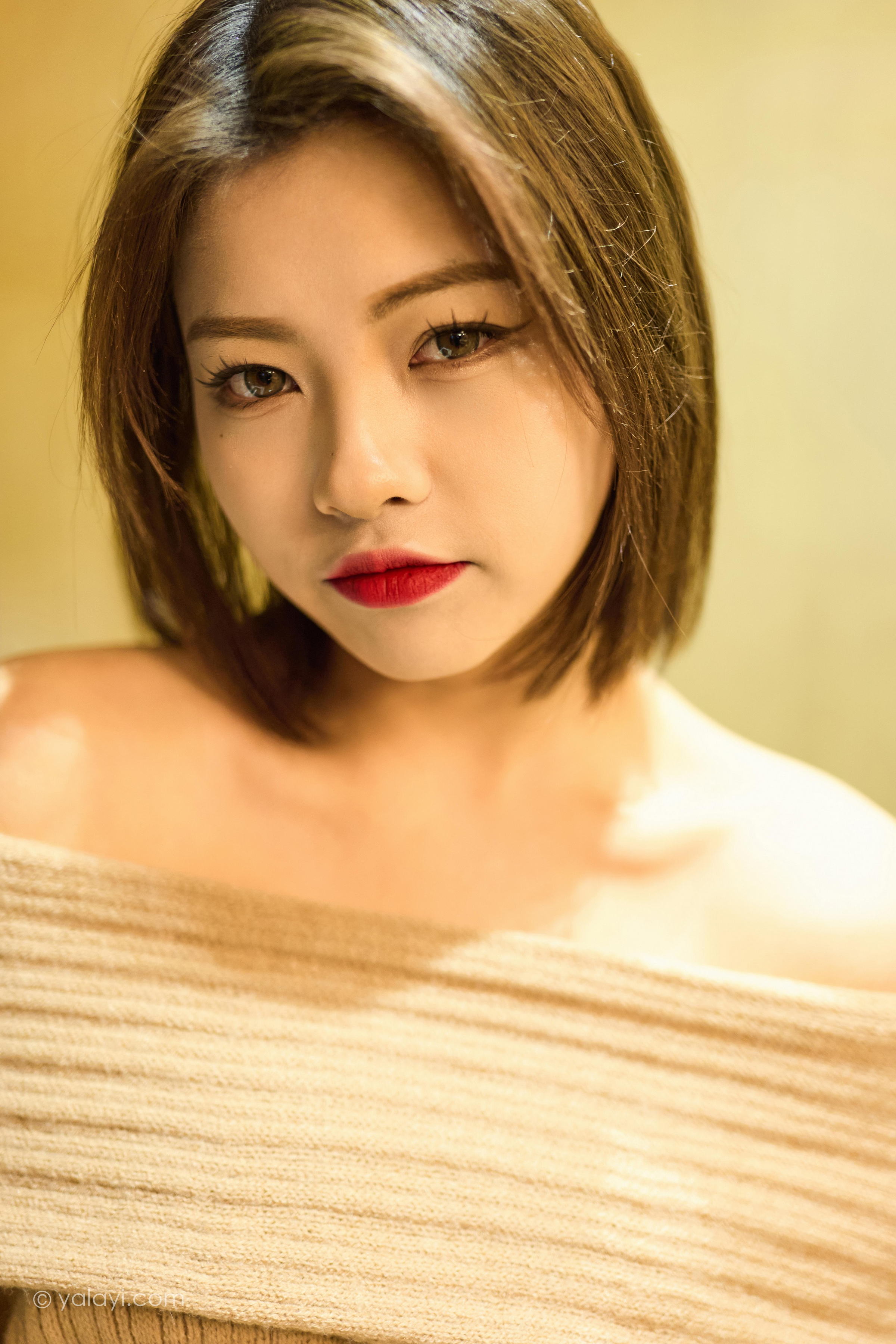 [YALAYI雅拉伊]2023.02.06 曼妙的身姿 悦儿 米色抹胸裙加黑色短裤性感私房写真集第3张