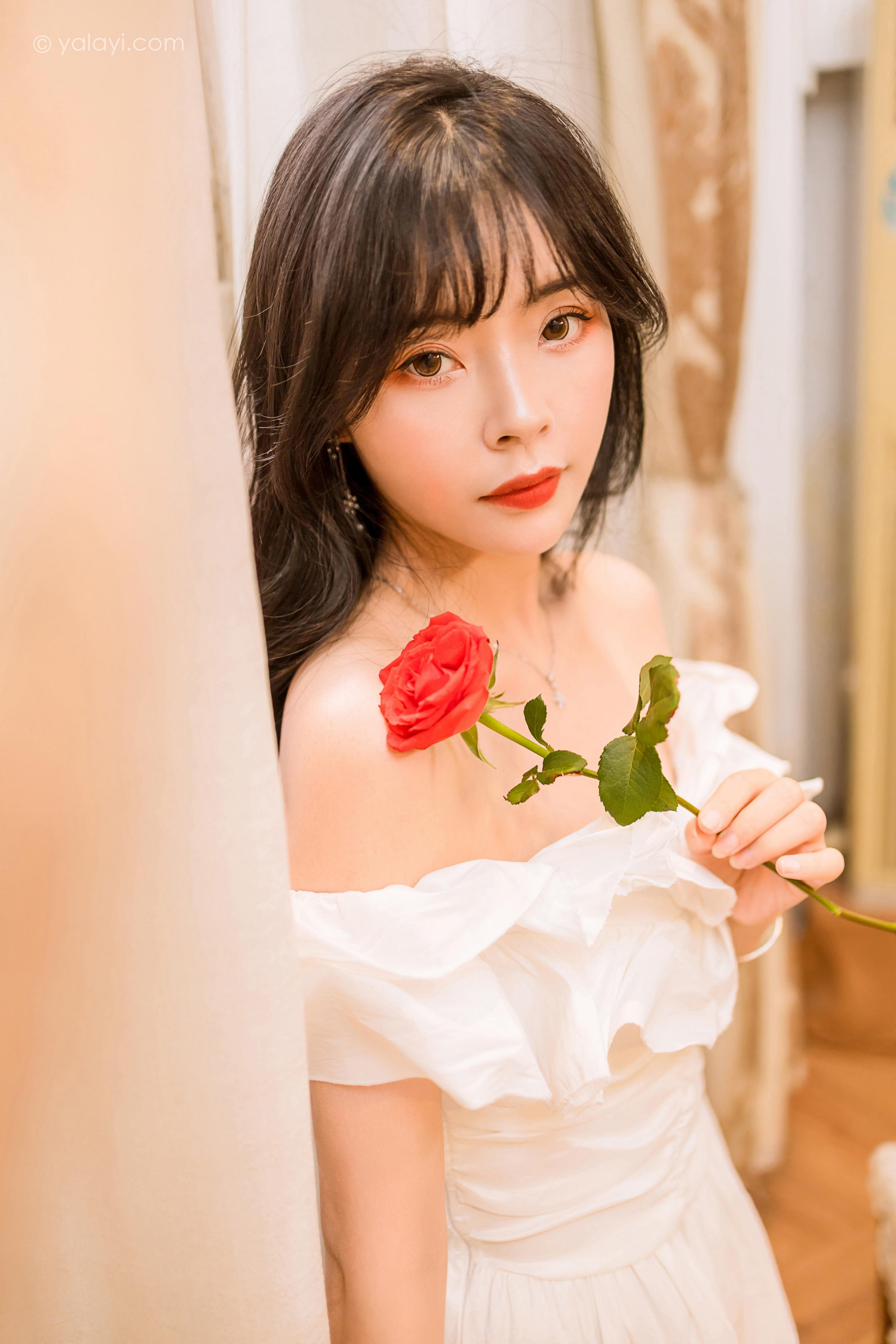 [YALAYI雅拉伊]2023.02.17 你是我的情人 程小蝶 白色抹胸连衣裙居家性感写真集第4张