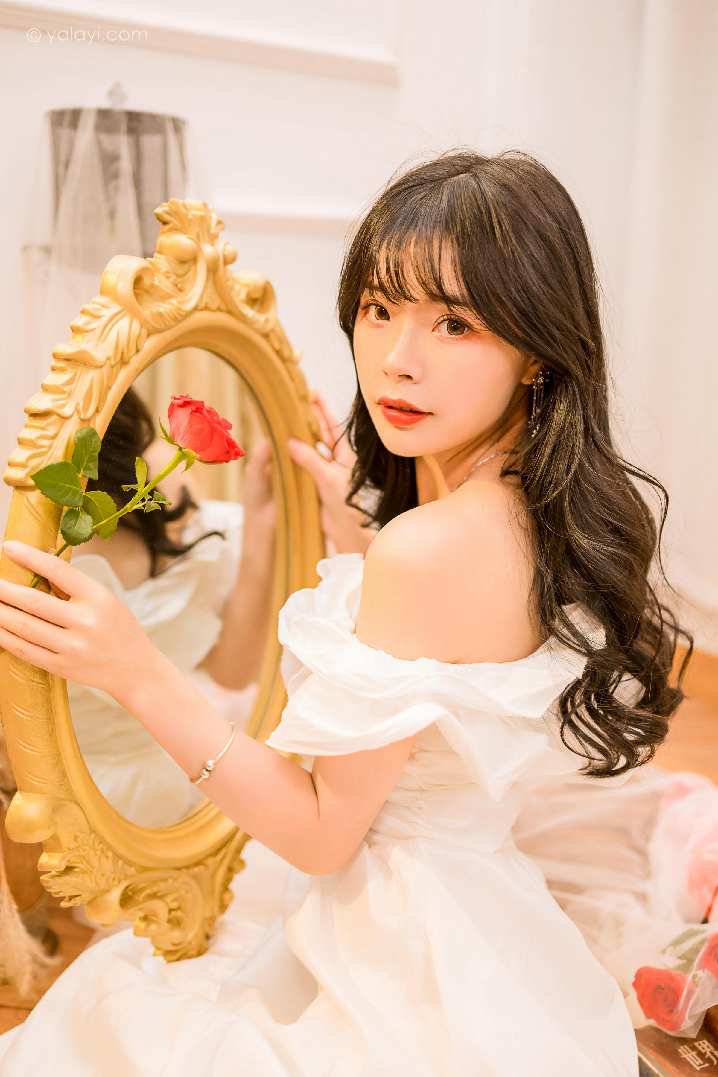 [YALAYI雅拉伊]2023.02.17 你是我的情人 程小蝶 白色抹胸连衣裙居家性感写真集第12张