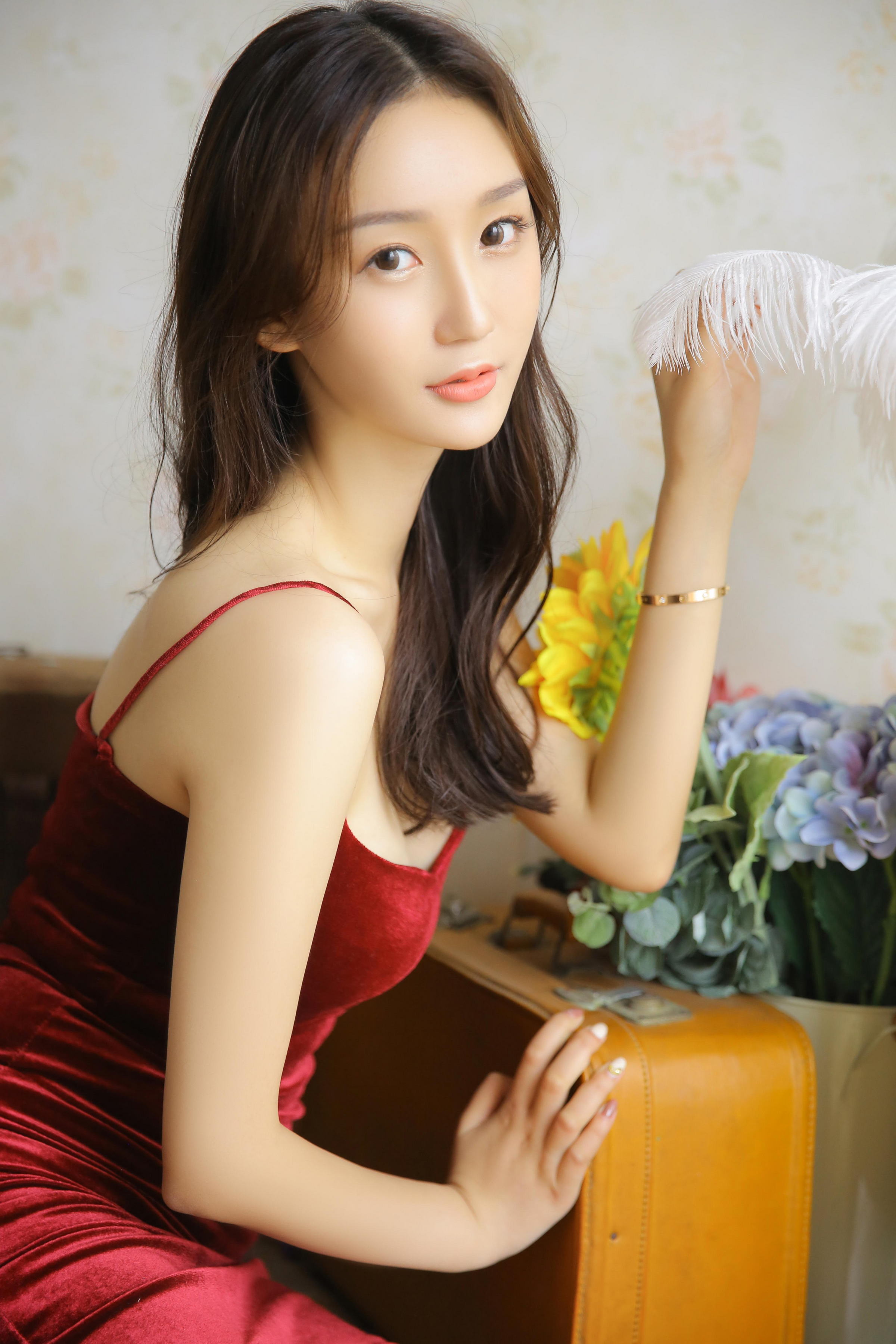 [YALAYI雅拉伊]2023.02.17 幸福女神 小亭 红色紧身吊带连衣裙性感私房写真集第5张