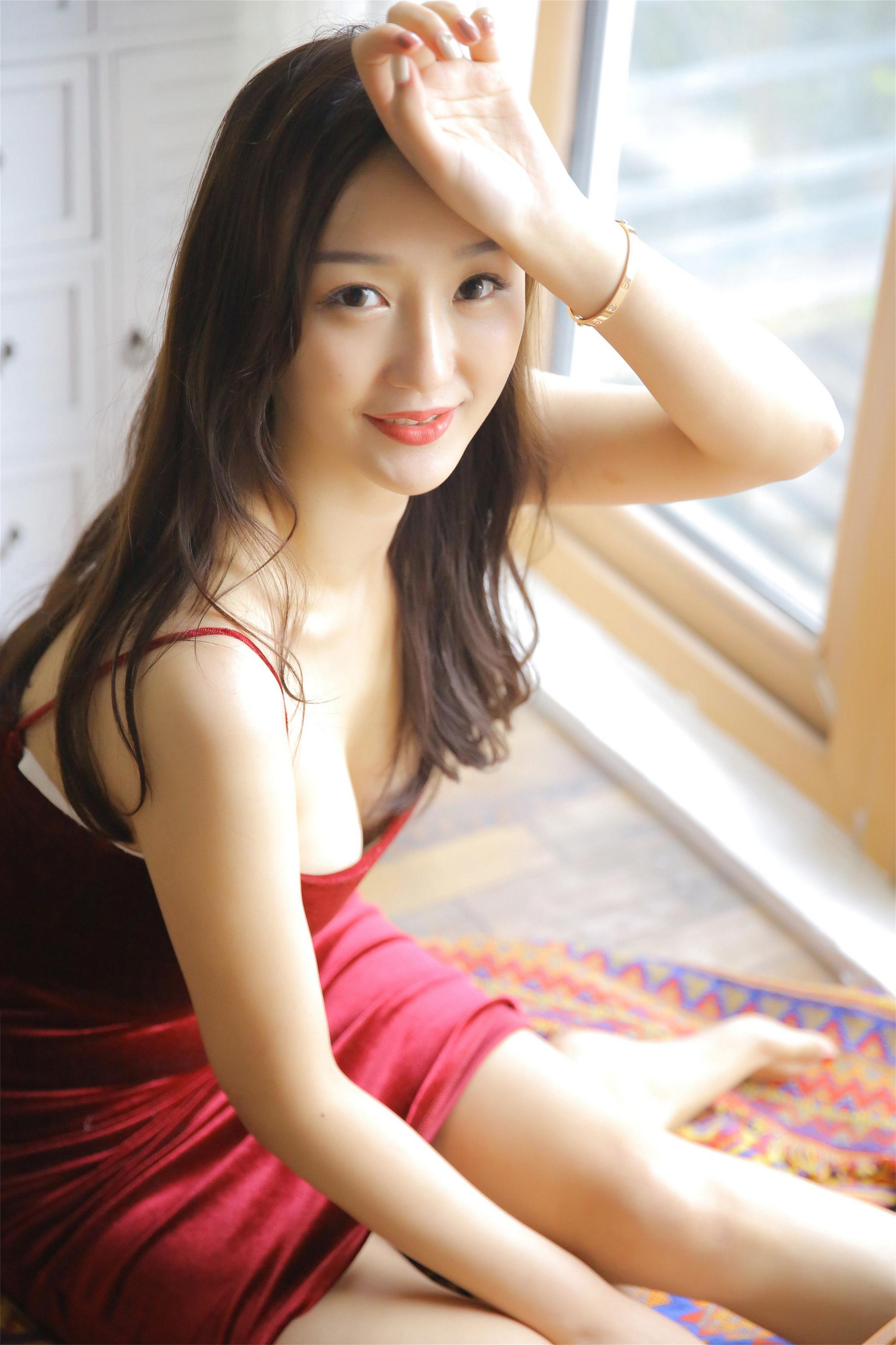 [YALAYI雅拉伊]2023.02.17 幸福女神 小亭 红色紧身吊带连衣裙性感私房写真集第11张