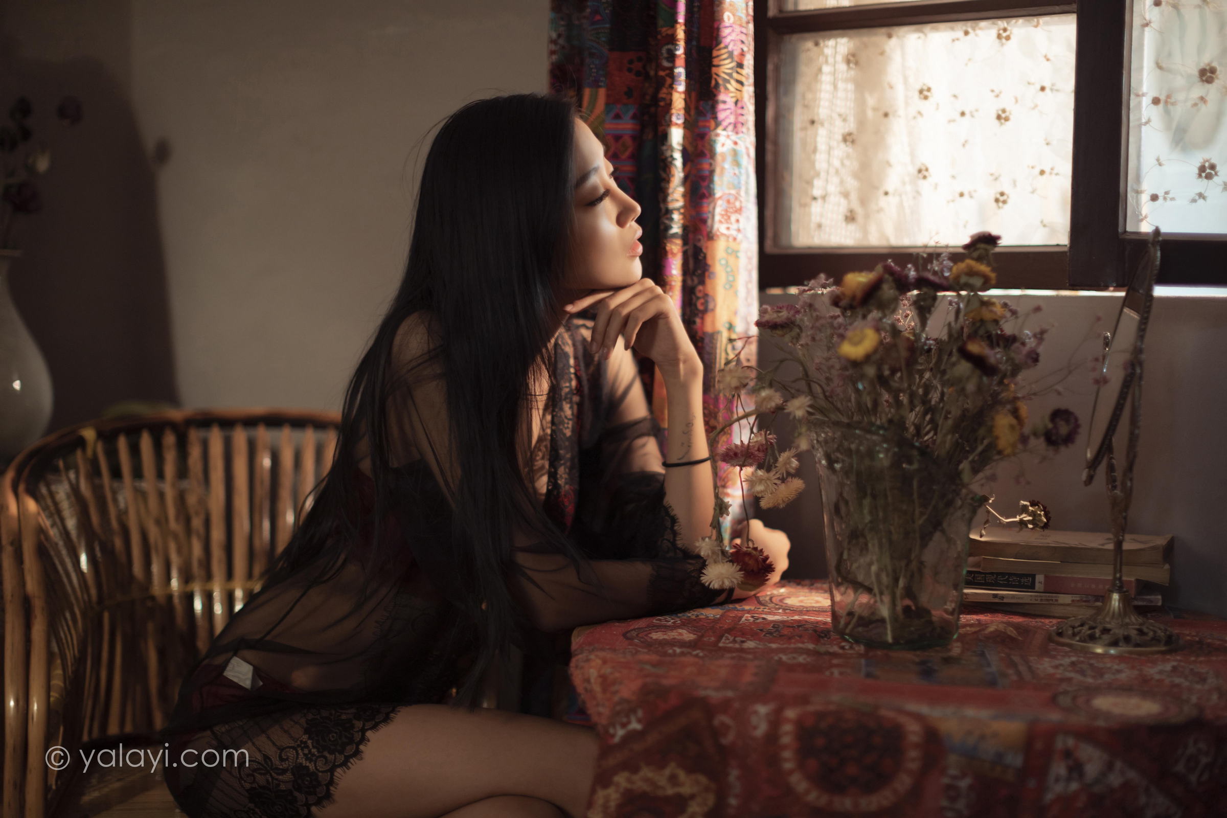 [YALAYI雅拉伊]2023.02.17 一抹红色 图雅 黑色透视睡衣加红色蕾丝内衣性感私房写真集第2张