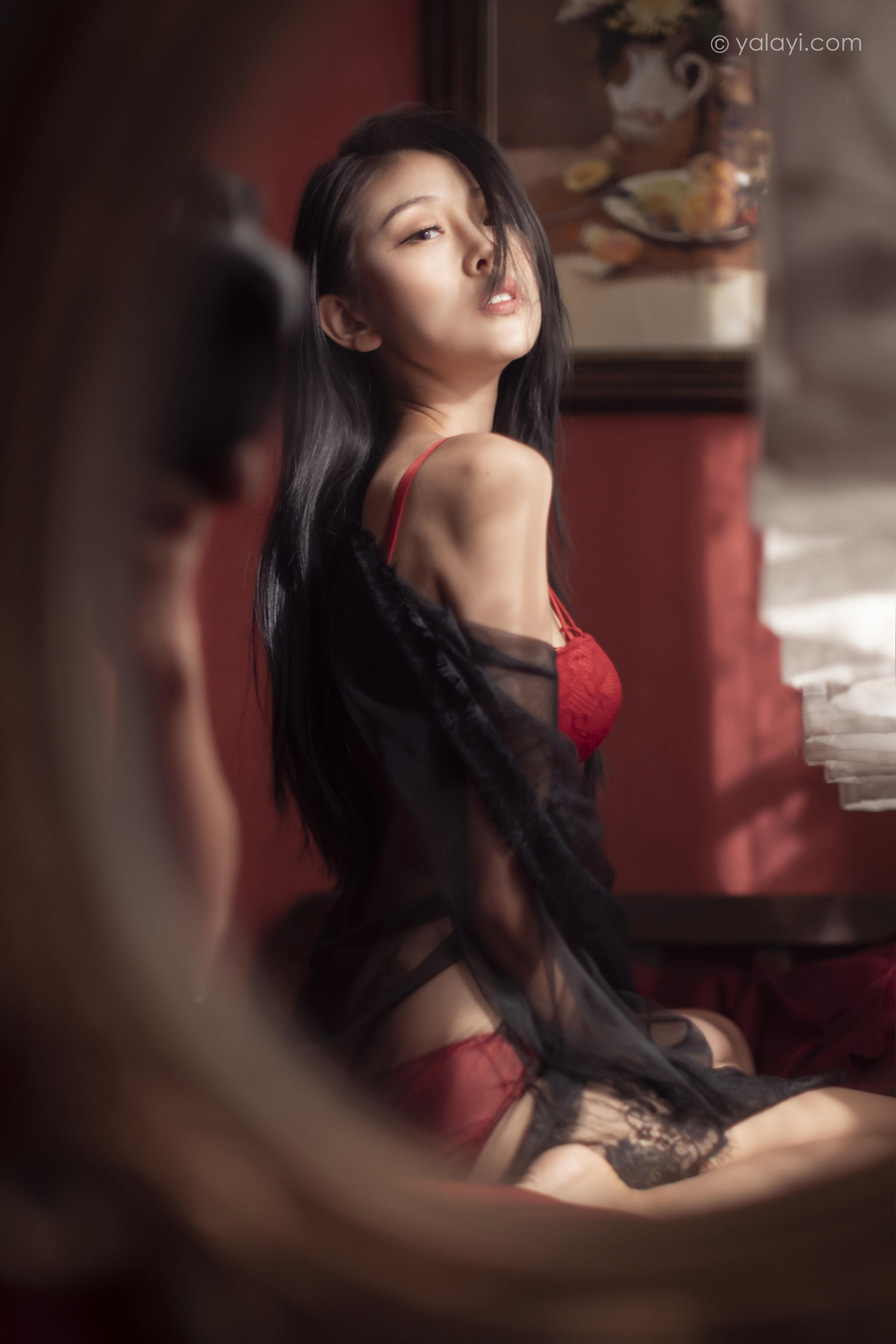 [YALAYI雅拉伊]2023.02.17 一抹红色 图雅 黑色透视睡衣加红色蕾丝内衣性感私房写真集第13张