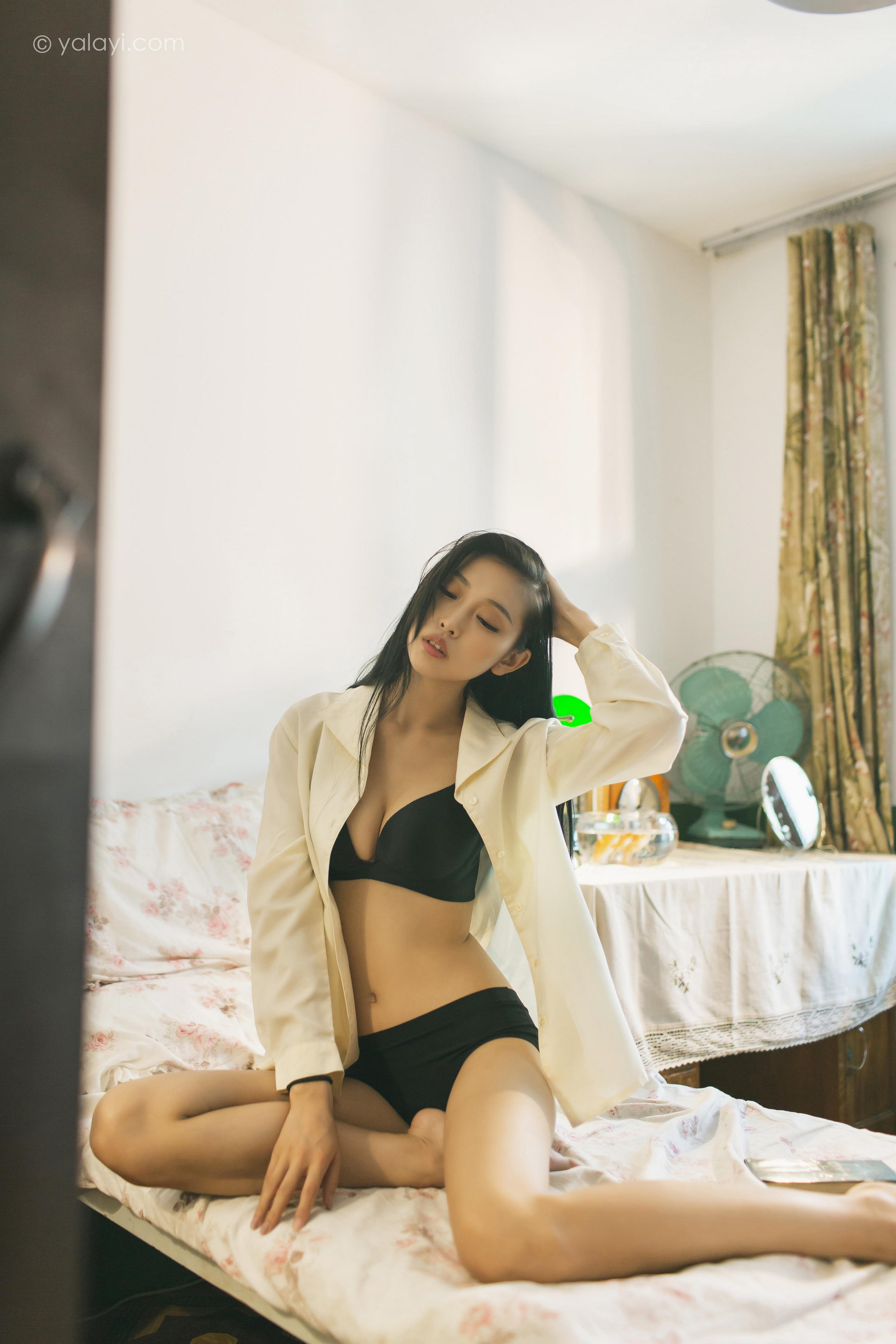 [YALAYI雅拉伊]2023.03.01 白衬衣女神 图雅 白色衬衫加黑色内衣性感私房写真集第8张