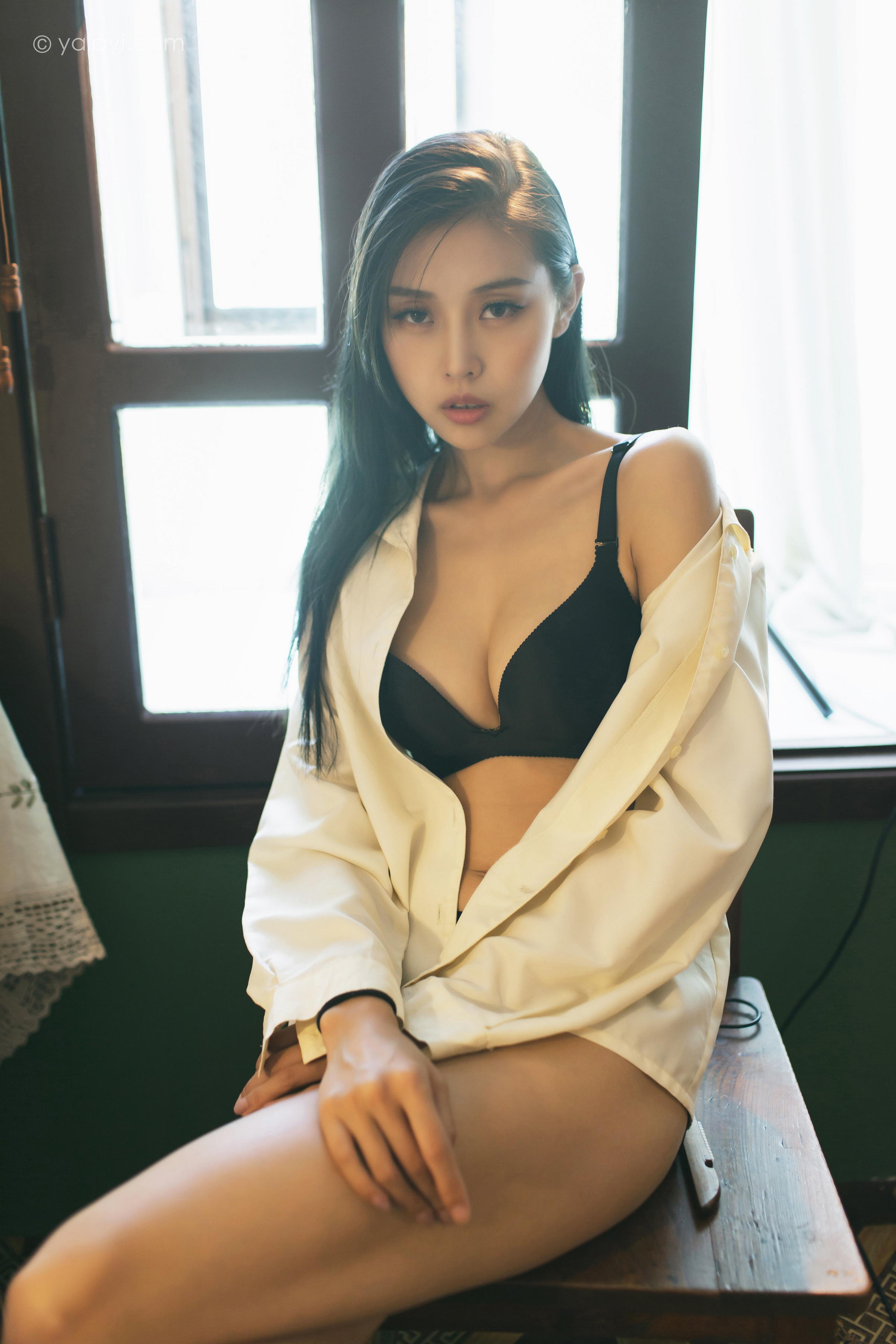 [YALAYI雅拉伊]2023.03.01 白衬衣女神 图雅 白色衬衫加黑色内衣性感私房写真集第10张
