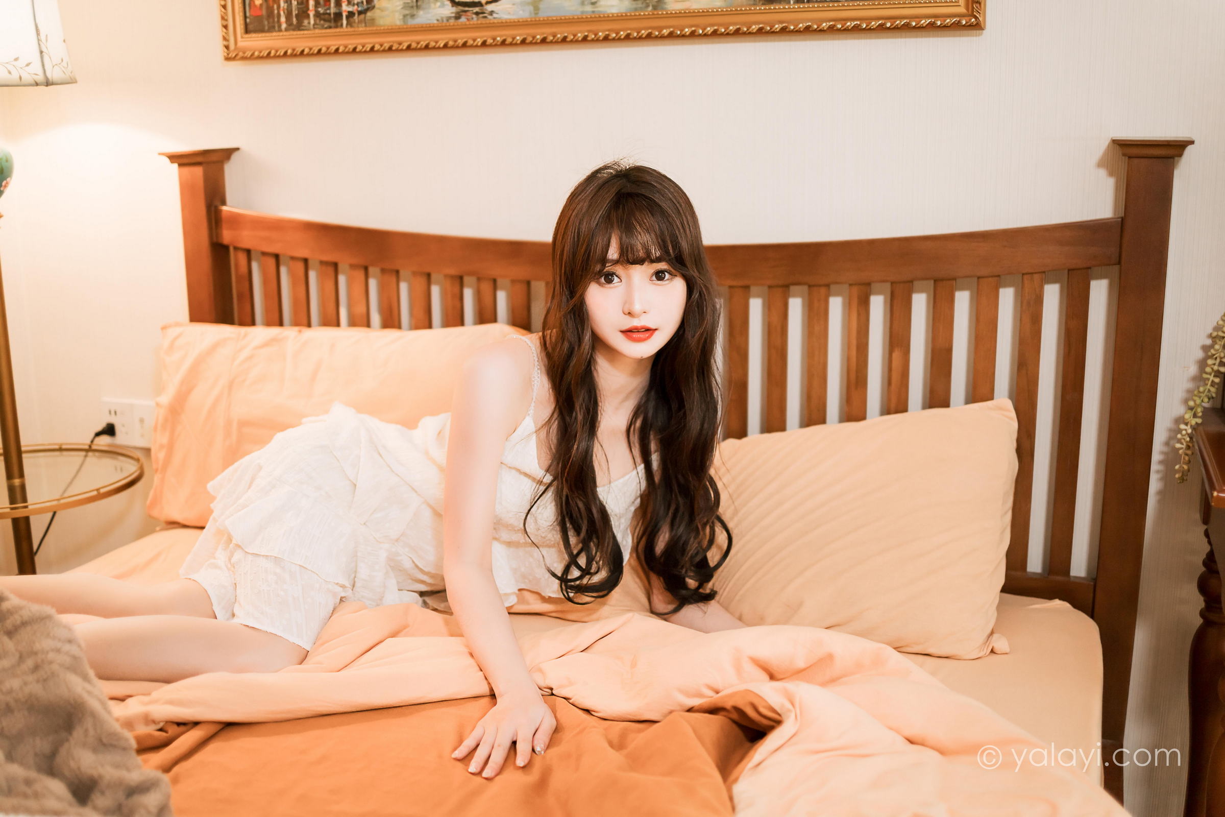 [YALAYI雅拉伊]2023.03.06 早安 小亭 白色吊带蕾丝睡衣裙加肉丝美腿性感私房写真集第2张