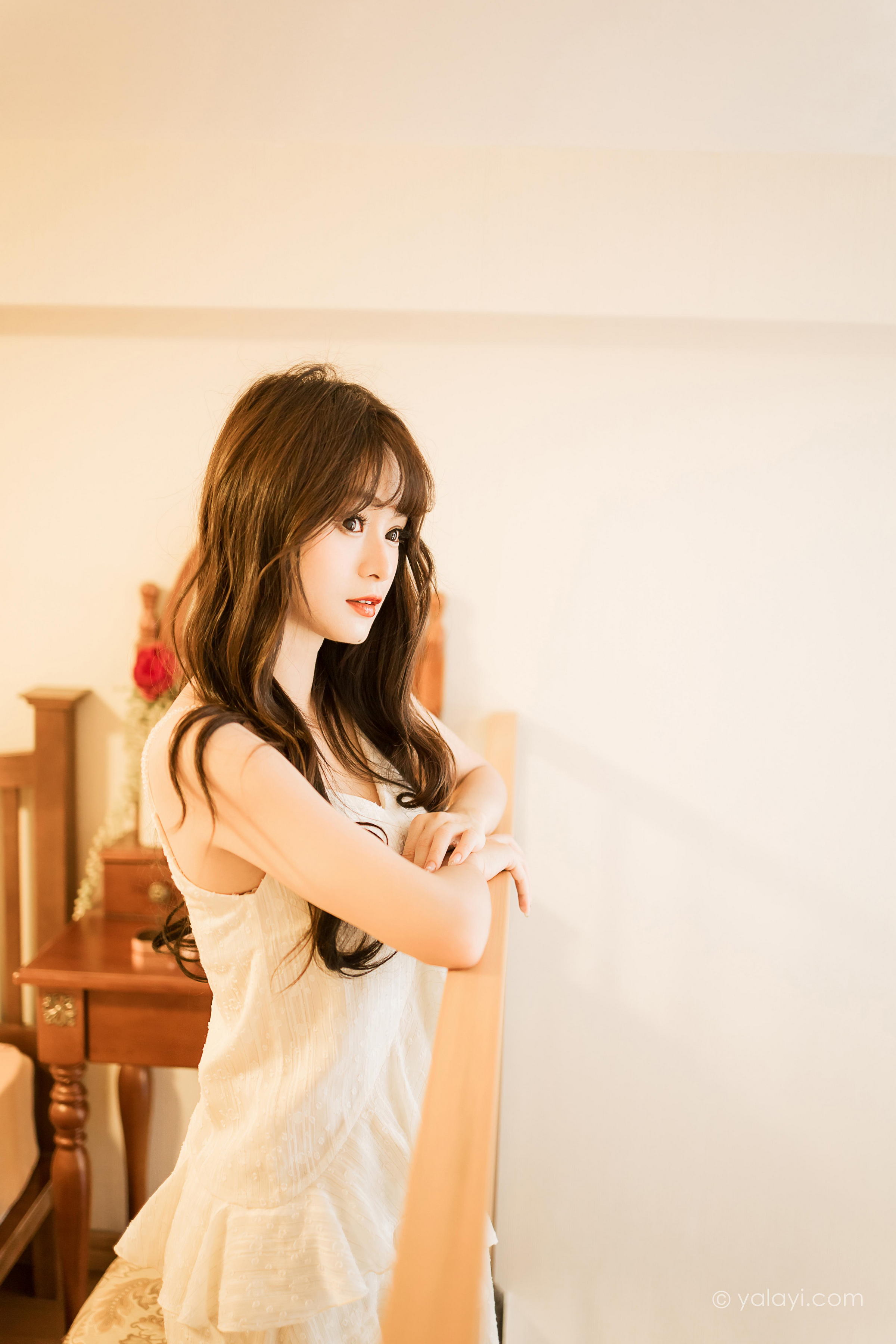 [YALAYI雅拉伊]2023.03.06 早安 小亭 白色吊带蕾丝睡衣裙加肉丝美腿性感私房写真集第8张