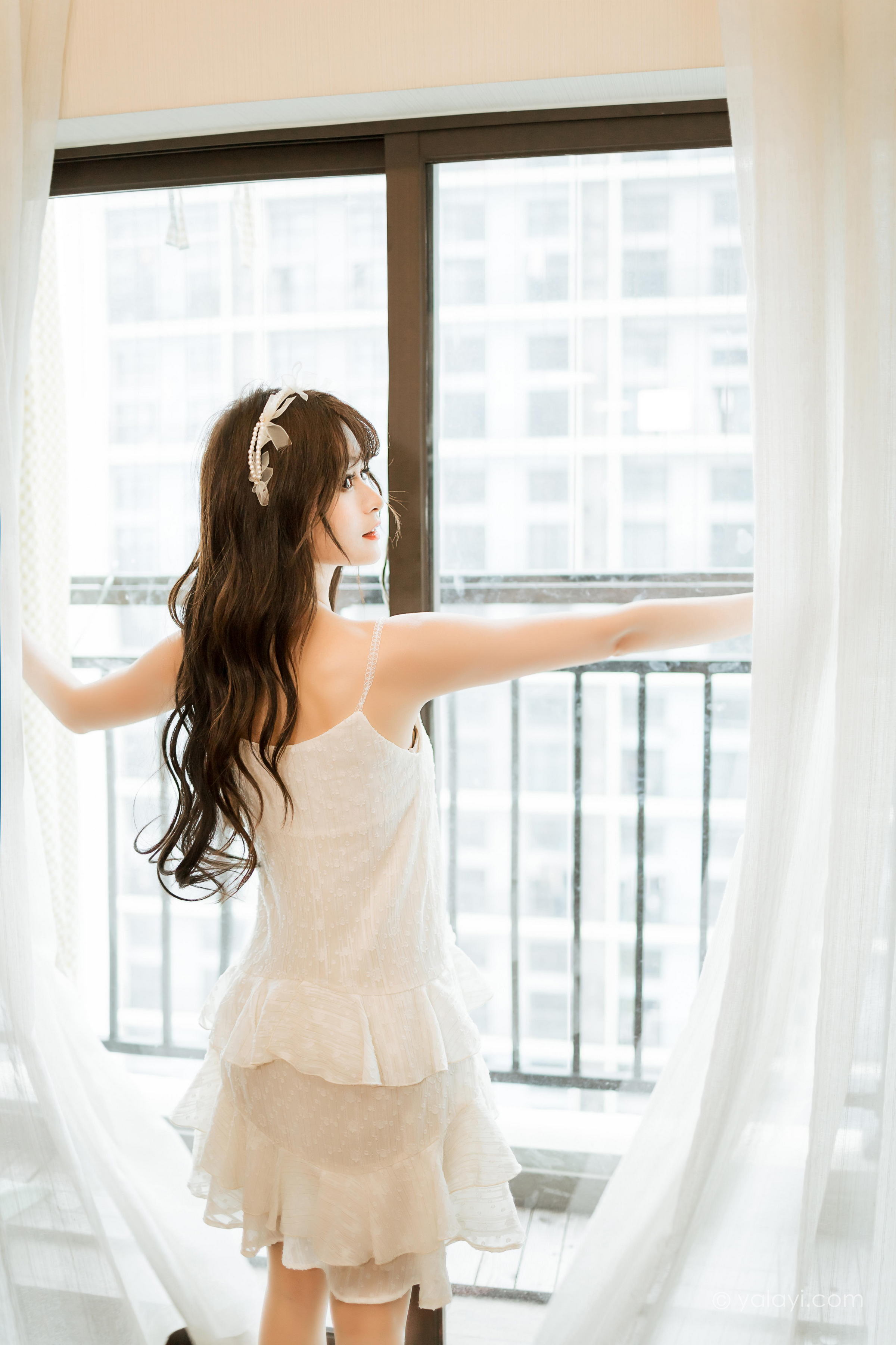 [YALAYI雅拉伊]2023.03.06 早安 小亭 白色吊带蕾丝睡衣裙加肉丝美腿性感私房写真集第10张