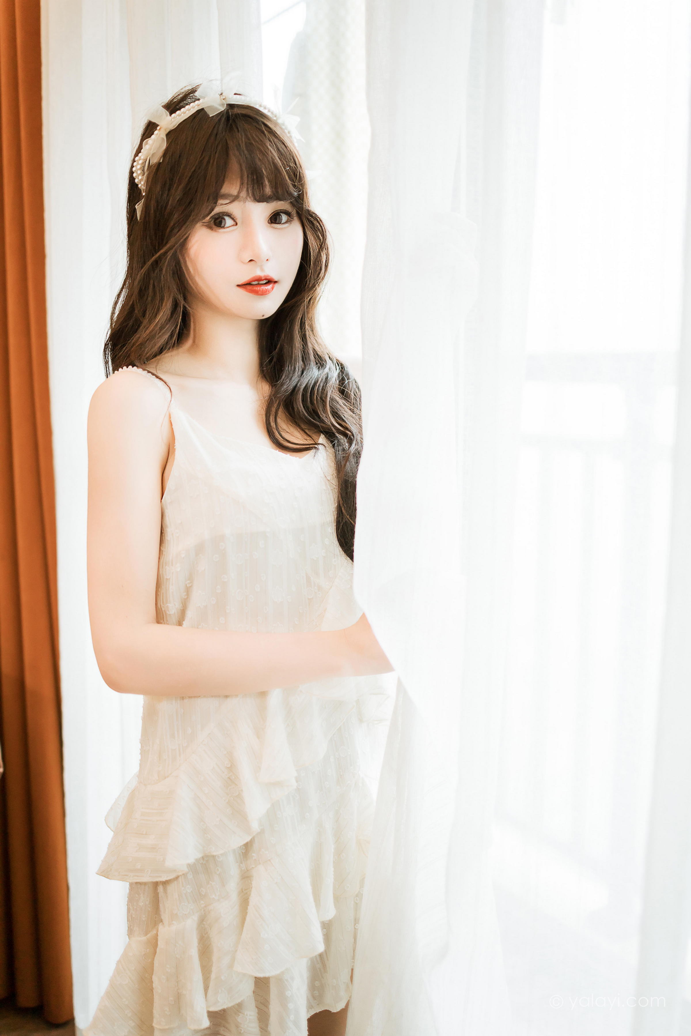 [YALAYI雅拉伊]2023.03.06 早安 小亭 白色吊带蕾丝睡衣裙加肉丝美腿性感私房写真集第11张