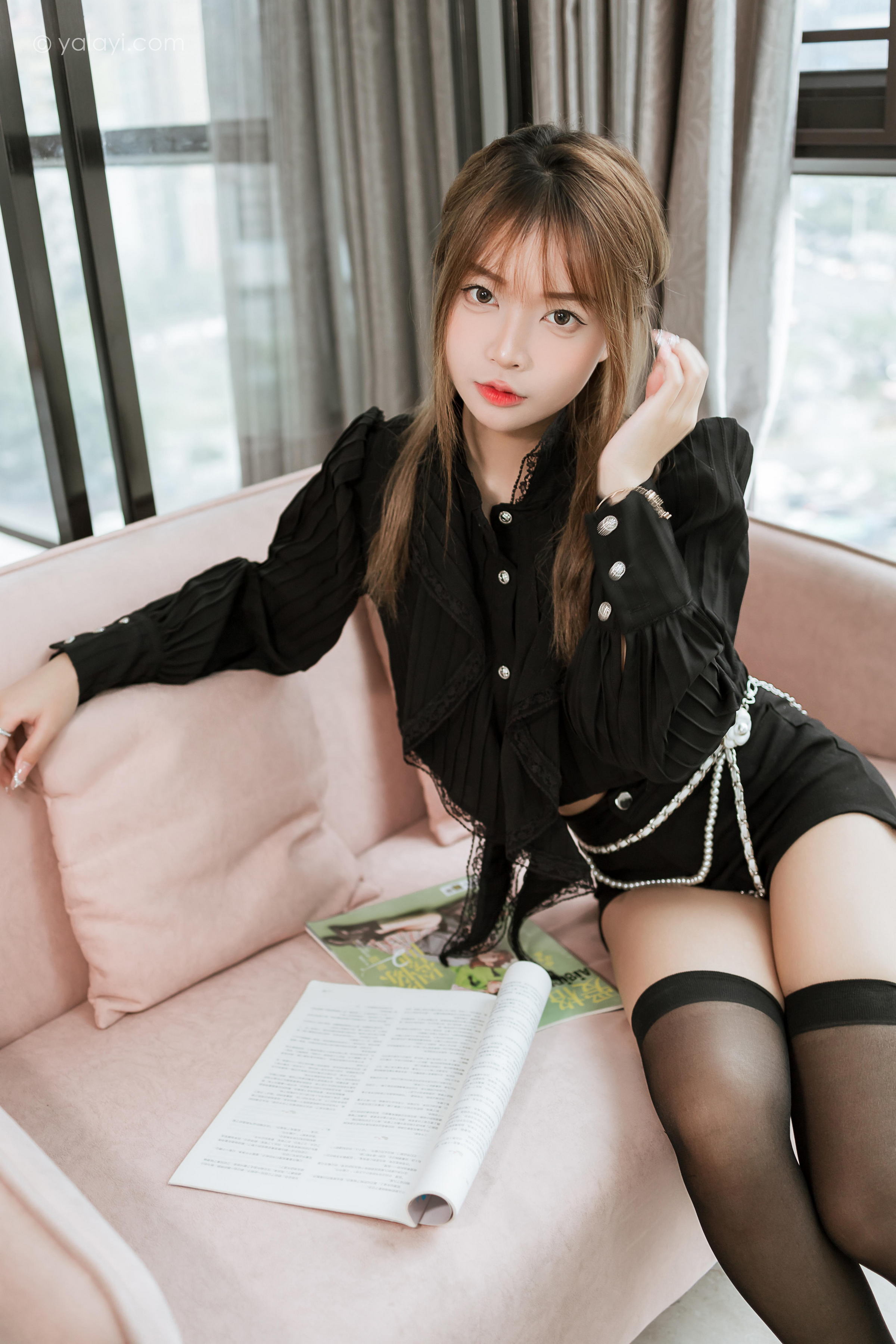 [YALAYI雅拉伊]2023.03.10 纯与欲 阿禾 黑色短裤加黑丝美腿性感私房写真集第4张