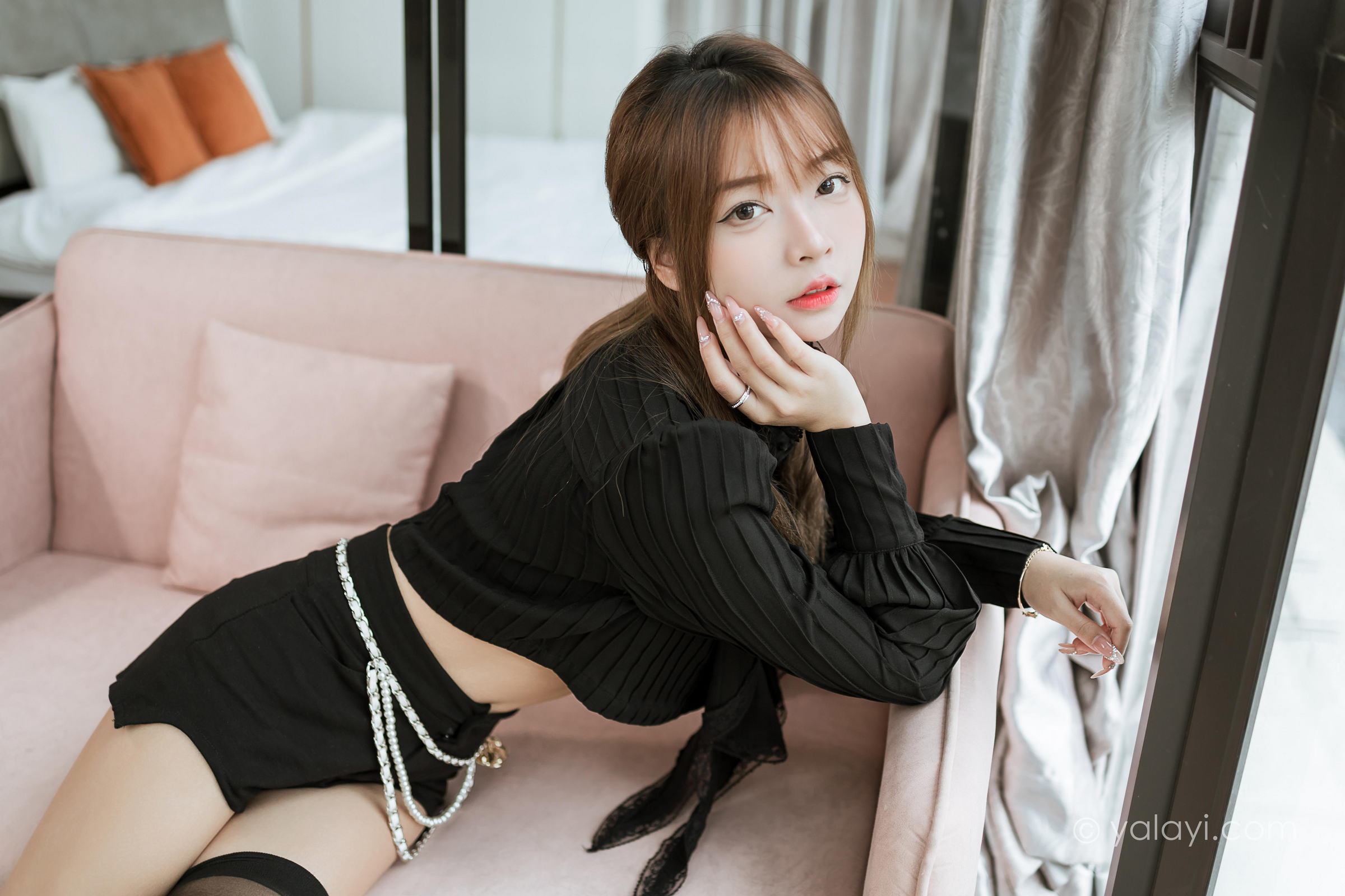 [YALAYI雅拉伊]2023.03.10 纯与欲 阿禾 黑色短裤加黑丝美腿性感私房写真集第5张