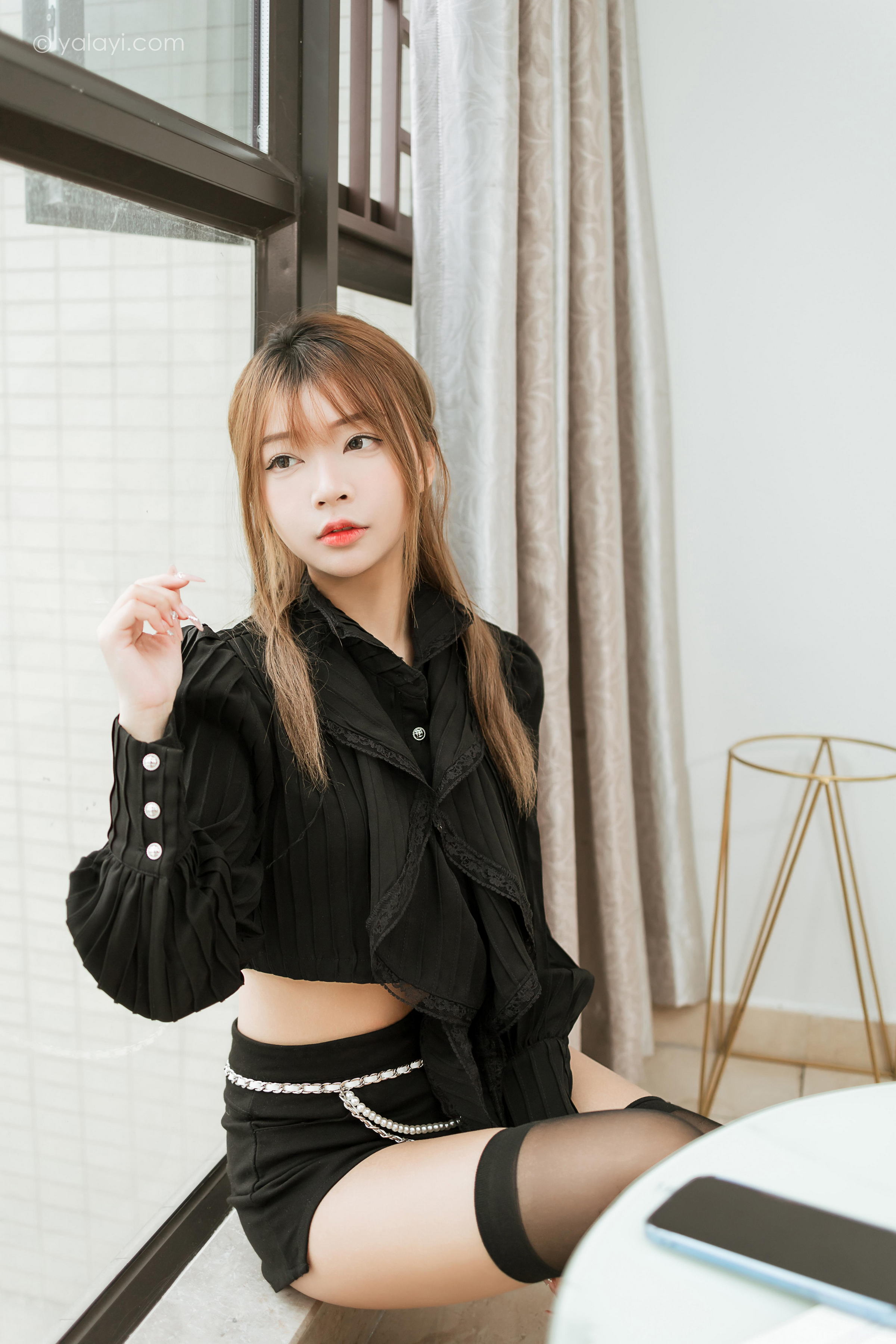 [YALAYI雅拉伊]2023.03.10 纯与欲 阿禾 黑色短裤加黑丝美腿性感私房写真集第11张