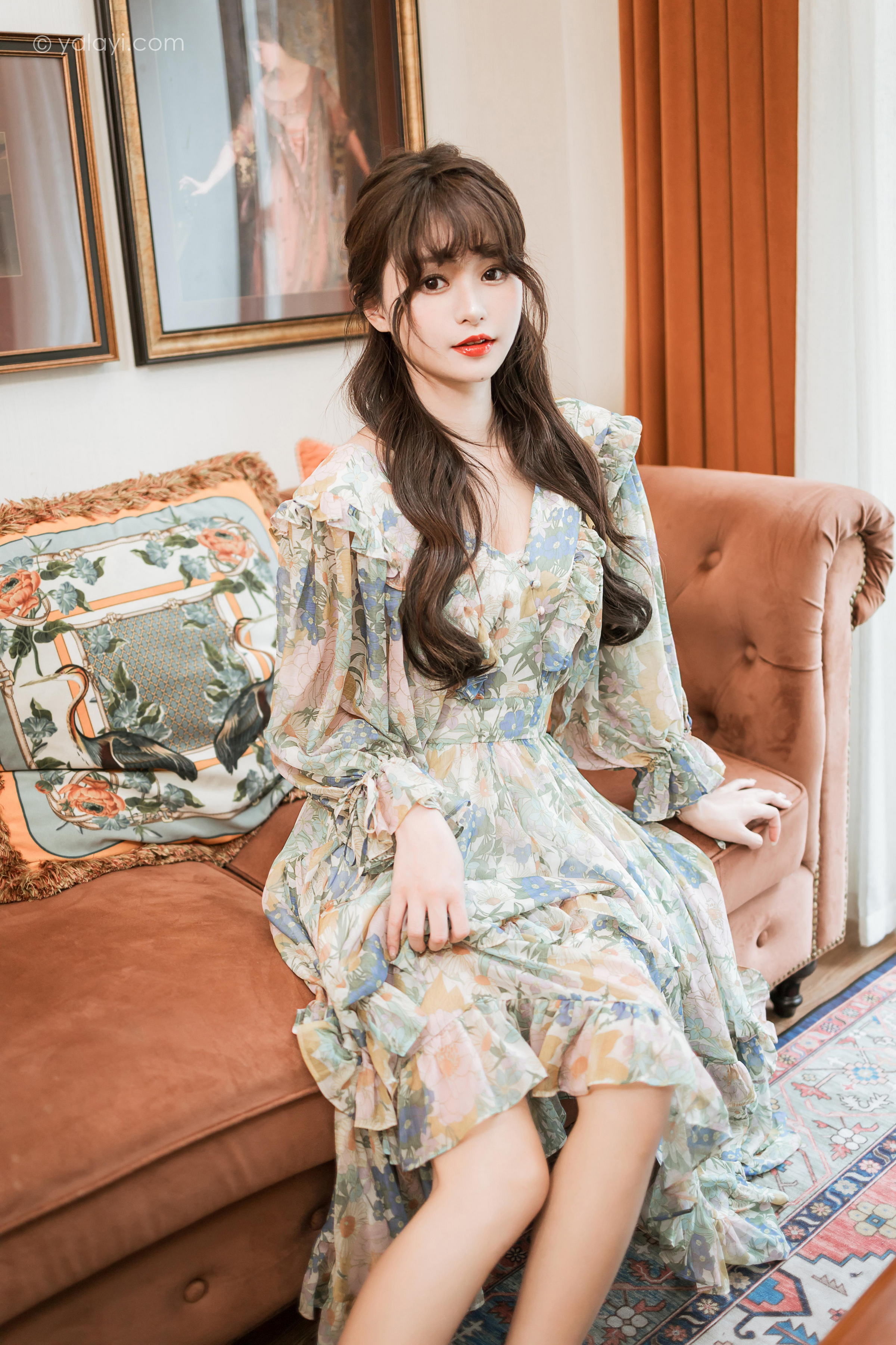 [YALAYI雅拉伊]2023.03.20 碎花裙少女 小亭 灰色碎花连衣裙居家清纯写真集第3张