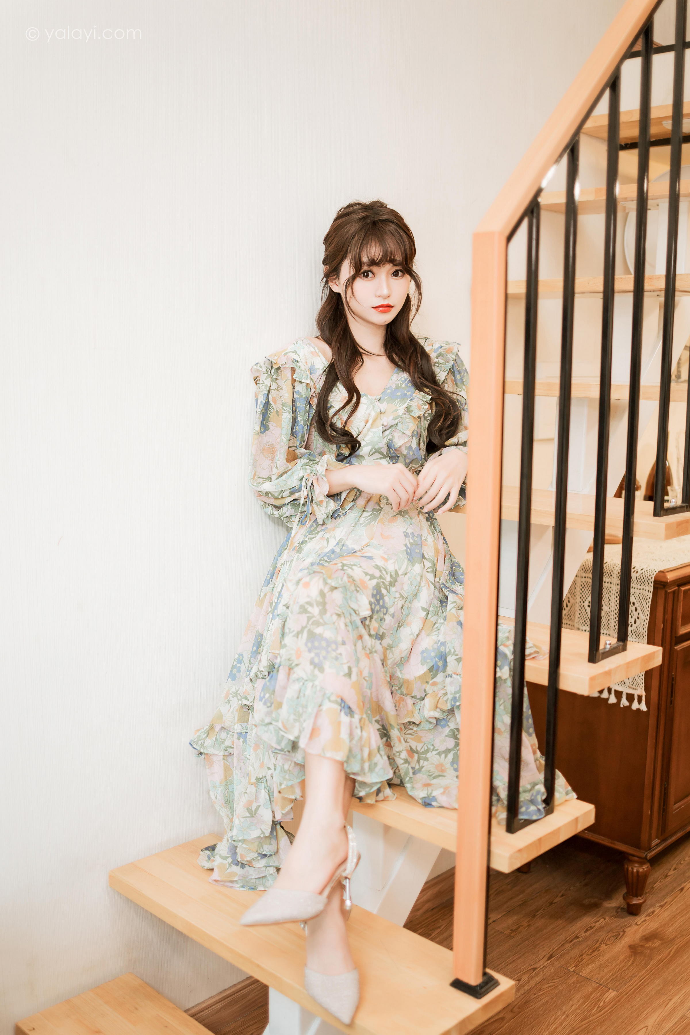 [YALAYI雅拉伊]2023.03.20 碎花裙少女 小亭 灰色碎花连衣裙居家清纯写真集第6张