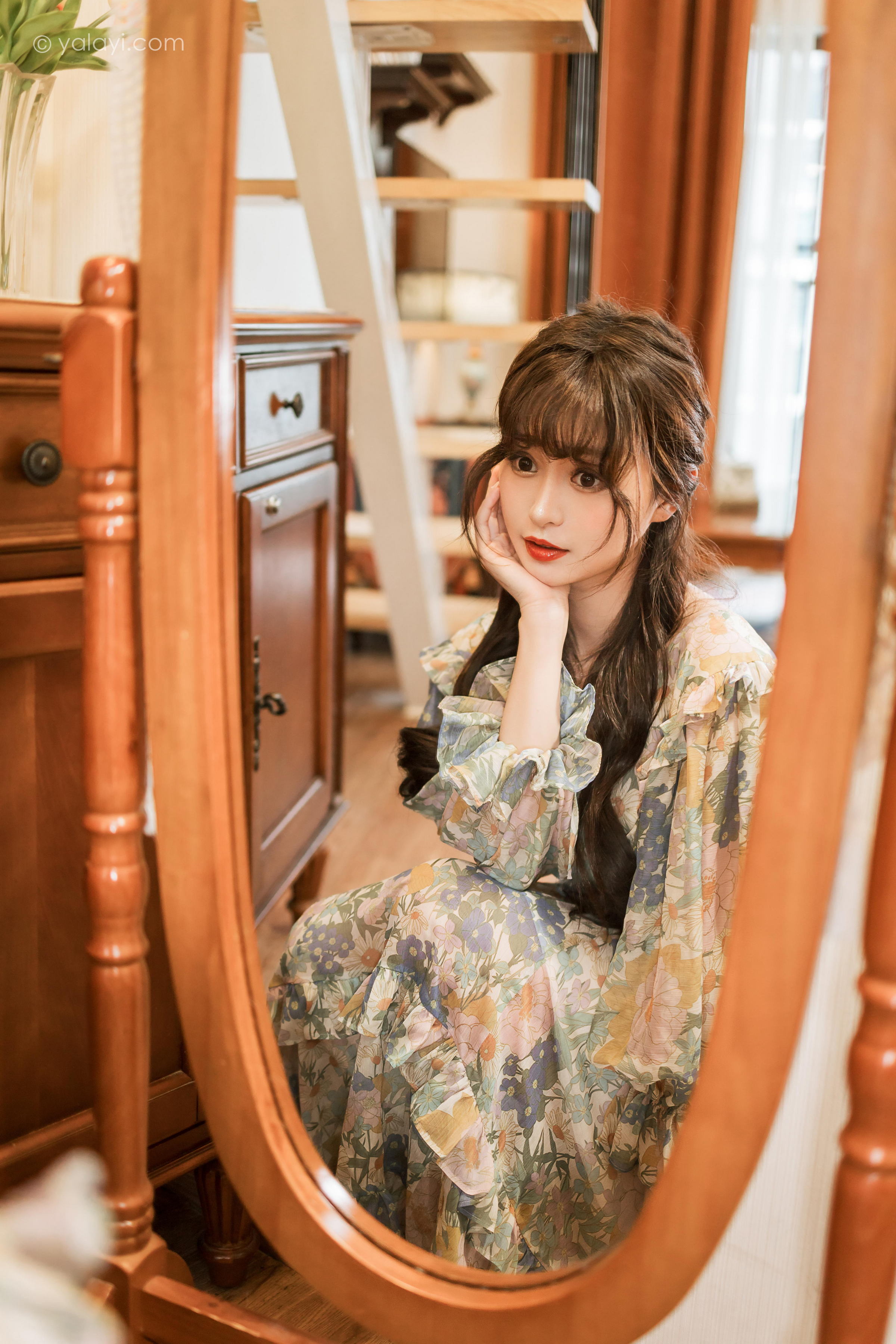 [YALAYI雅拉伊]2023.03.20 碎花裙少女 小亭 灰色碎花连衣裙居家清纯写真集第14张