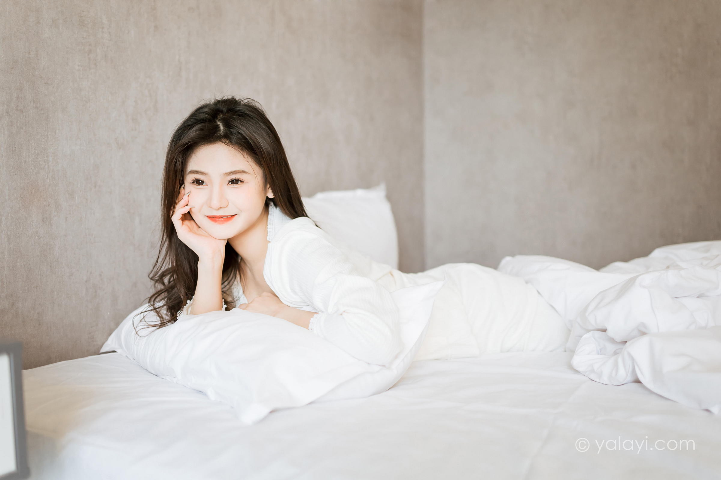 [YALAYI雅拉伊]2023.03.27 超甜小日常 若婷 白色衬衫与吊带背心加短裤清纯写真集第6张