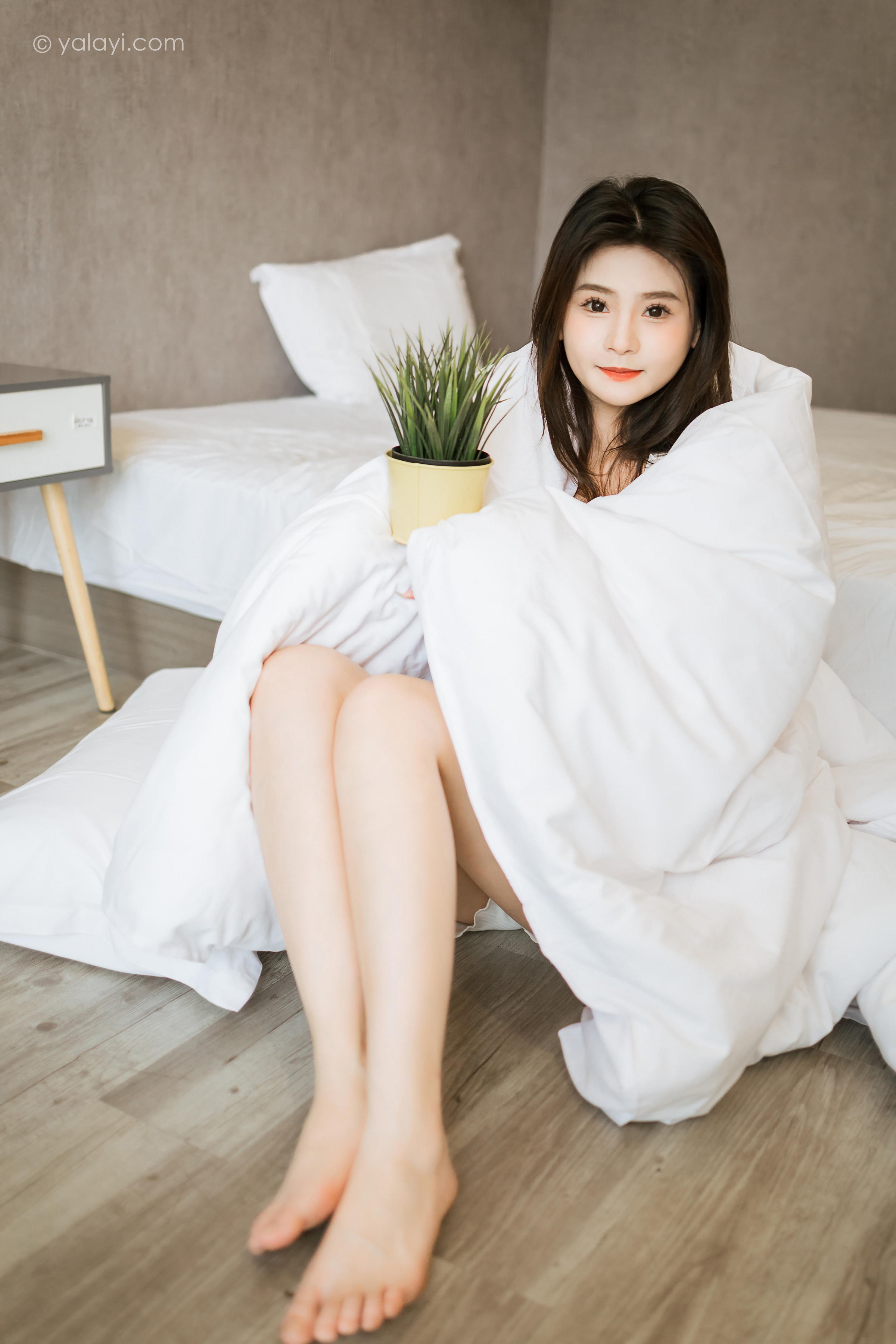 [YALAYI雅拉伊]2023.03.27 超甜小日常 若婷 白色衬衫与吊带背心加短裤清纯写真集第8张