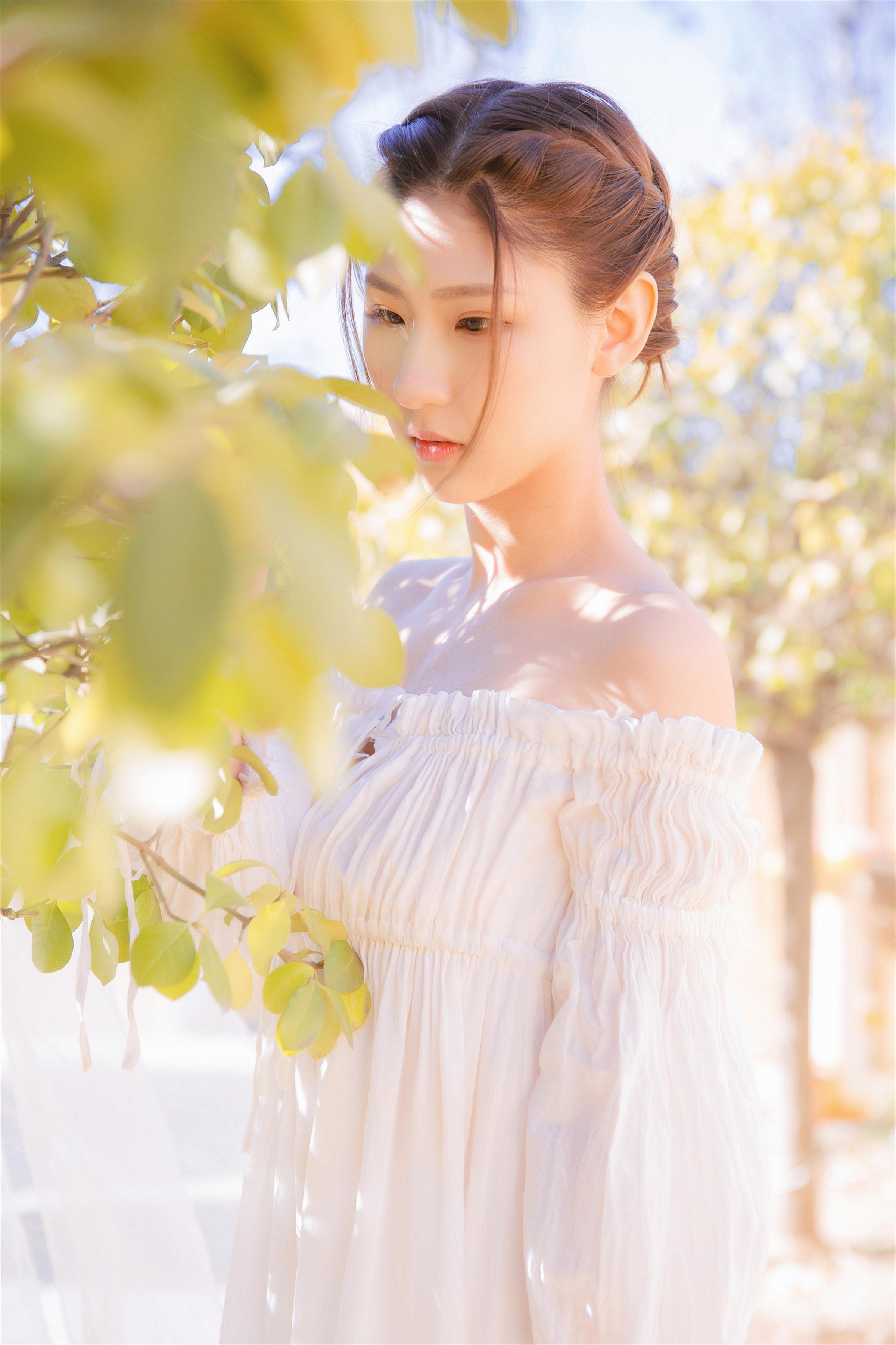 [YALAYI雅拉伊]2023.03.29 清新少女 白色抹胸连衣裙与透视制服裙性感私房写真集第5张