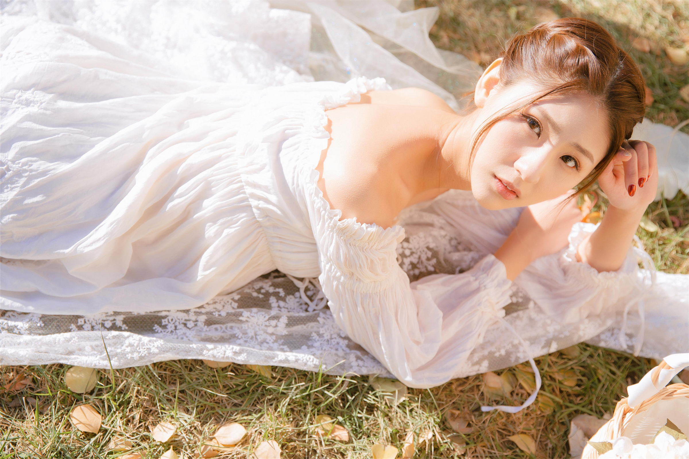 [YALAYI雅拉伊]2023.03.29 清新少女 白色抹胸连衣裙与透视制服裙性感私房写真集第6张