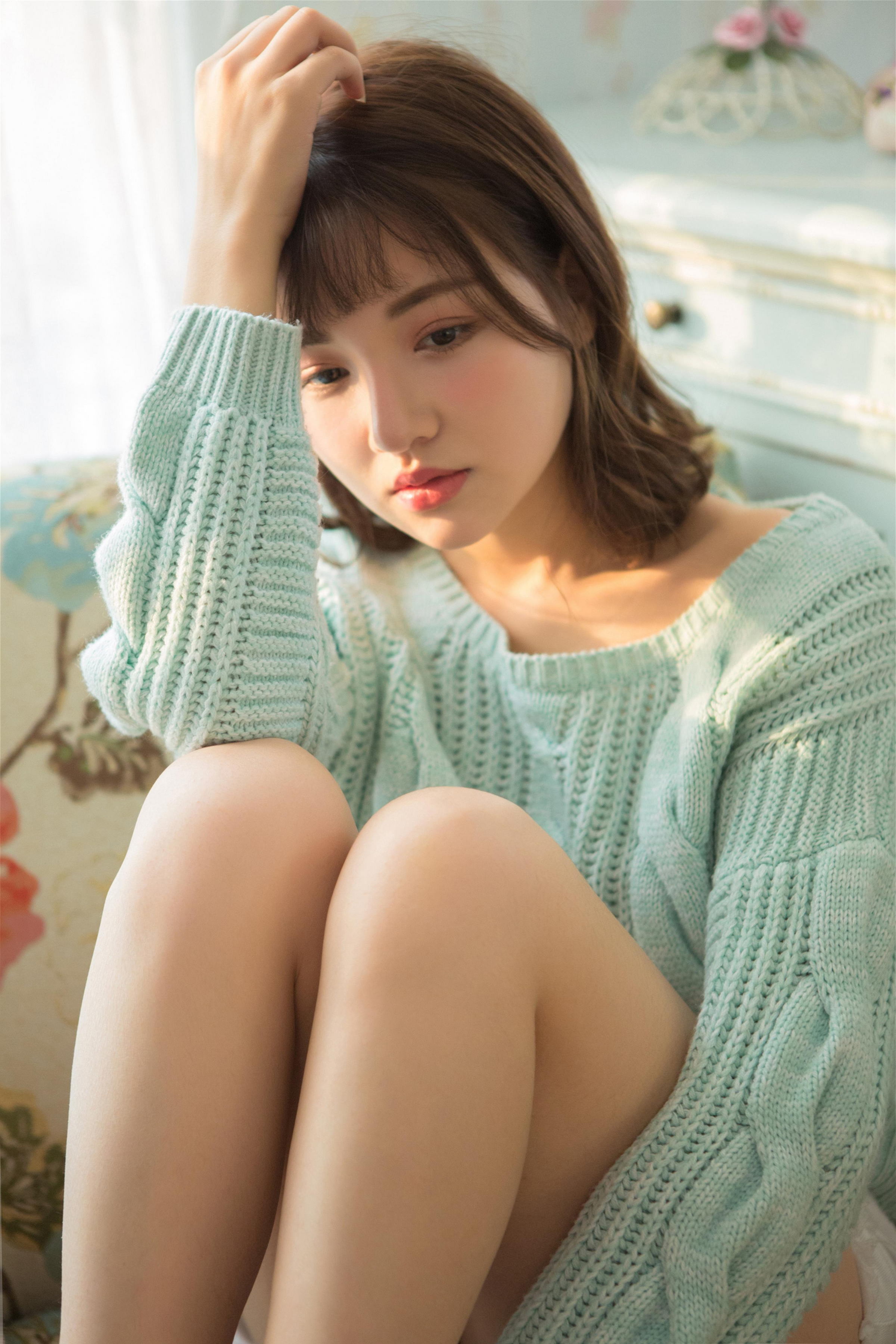 [YALAYI雅拉伊]2023.04.05 时光如沙 清纯少女镂空毛衣加白色短裤居家私房写真集第3张