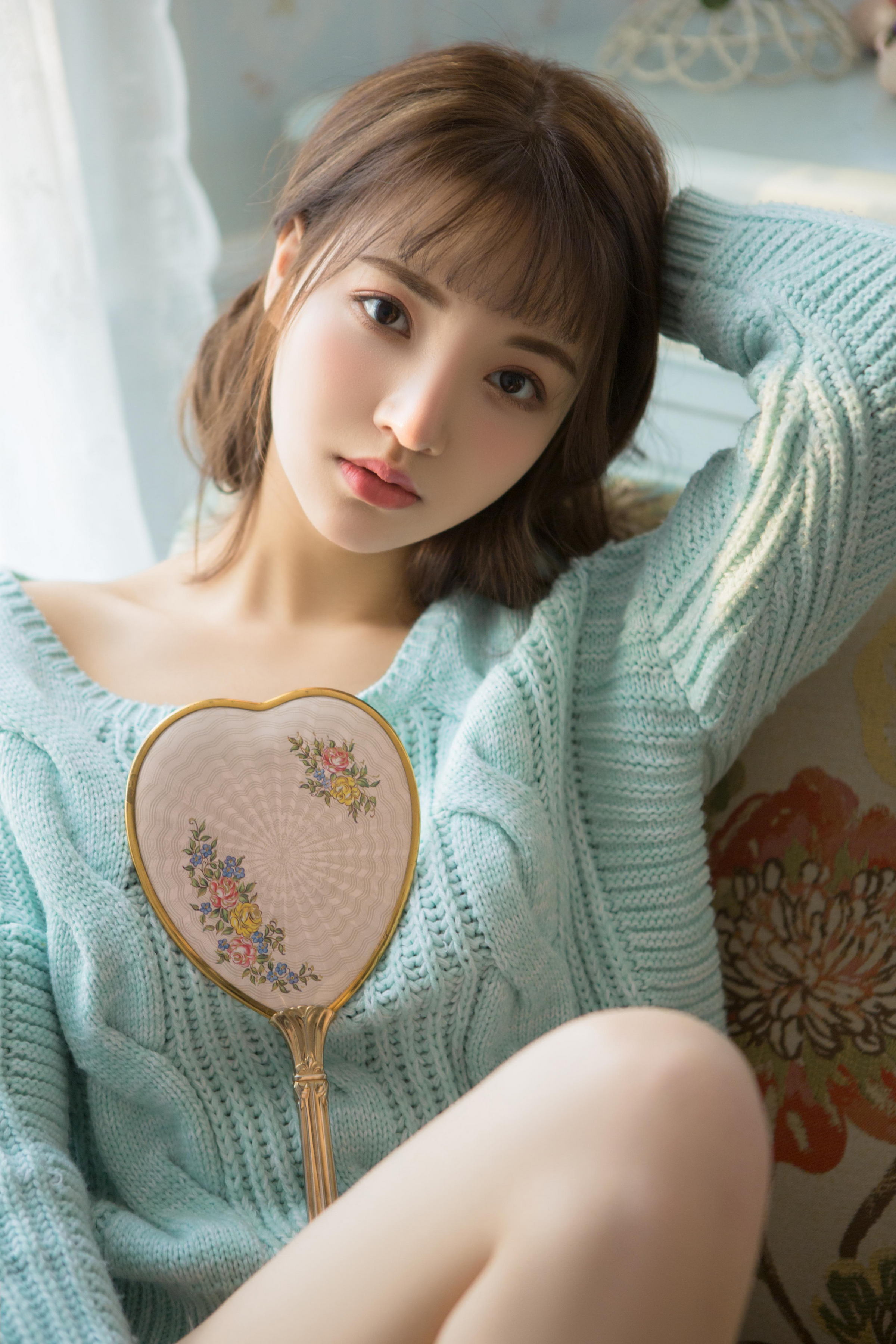 [YALAYI雅拉伊]2023.04.05 时光如沙 清纯少女镂空毛衣加白色短裤居家私房写真集第6张