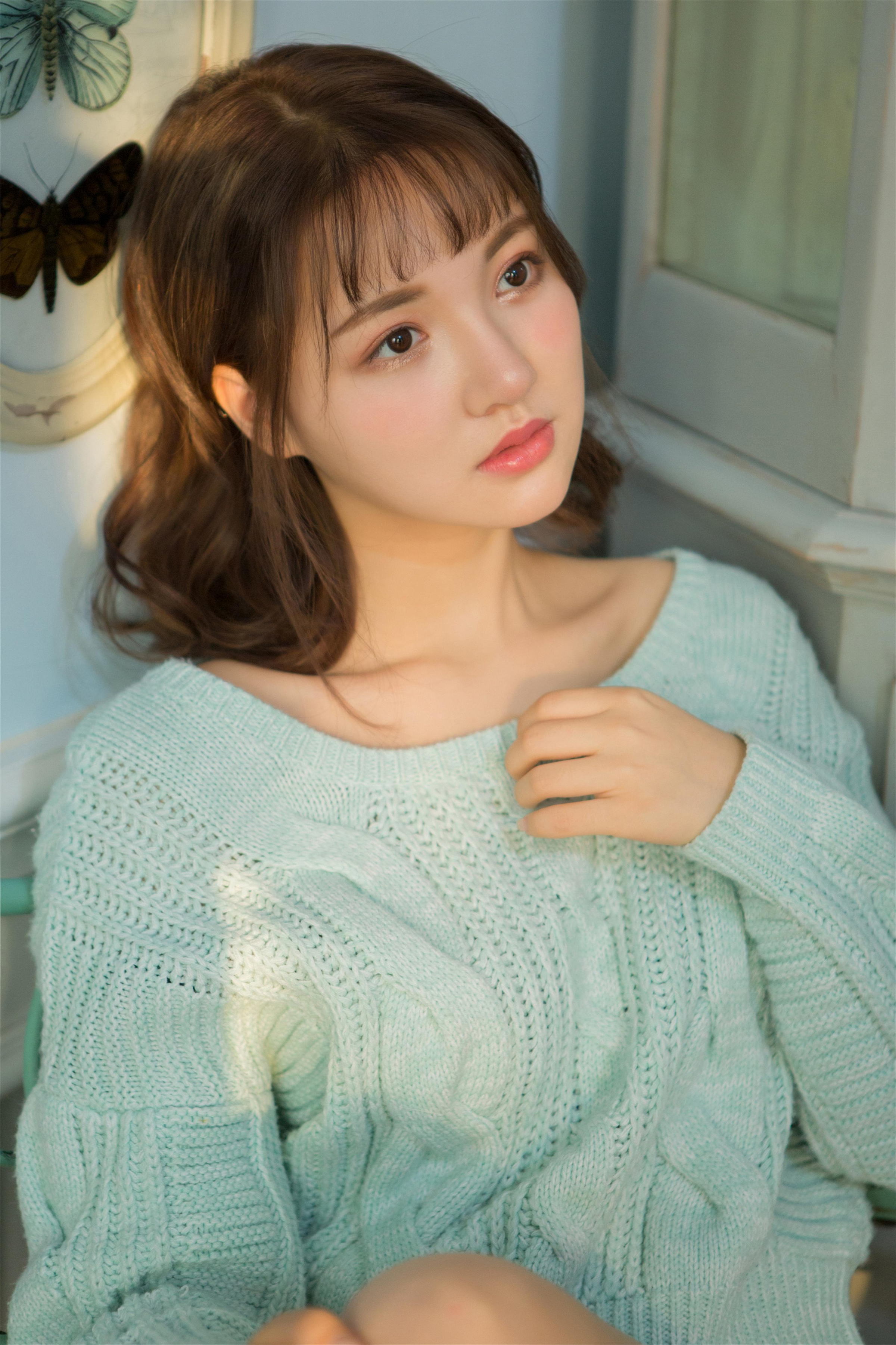 [YALAYI雅拉伊]2023.04.05 时光如沙 清纯少女镂空毛衣加白色短裤居家私房写真集第2张