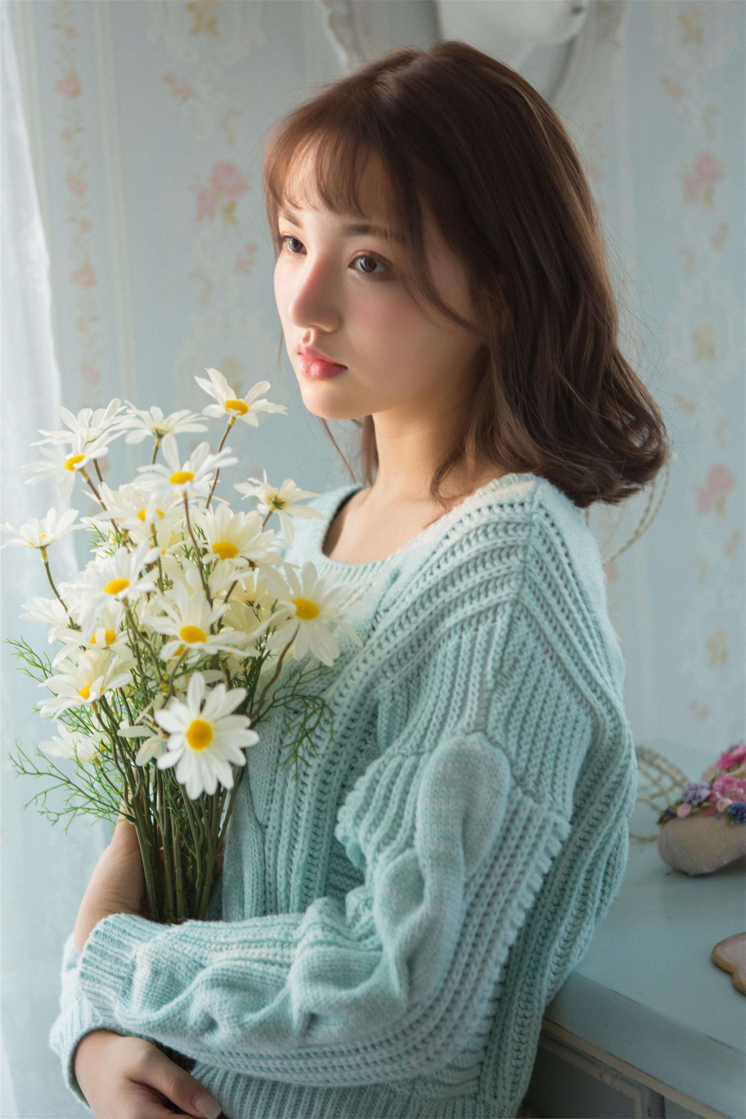 [YALAYI雅拉伊]2023.04.05 时光如沙 清纯少女镂空毛衣加白色短裤居家私房写真集第9张