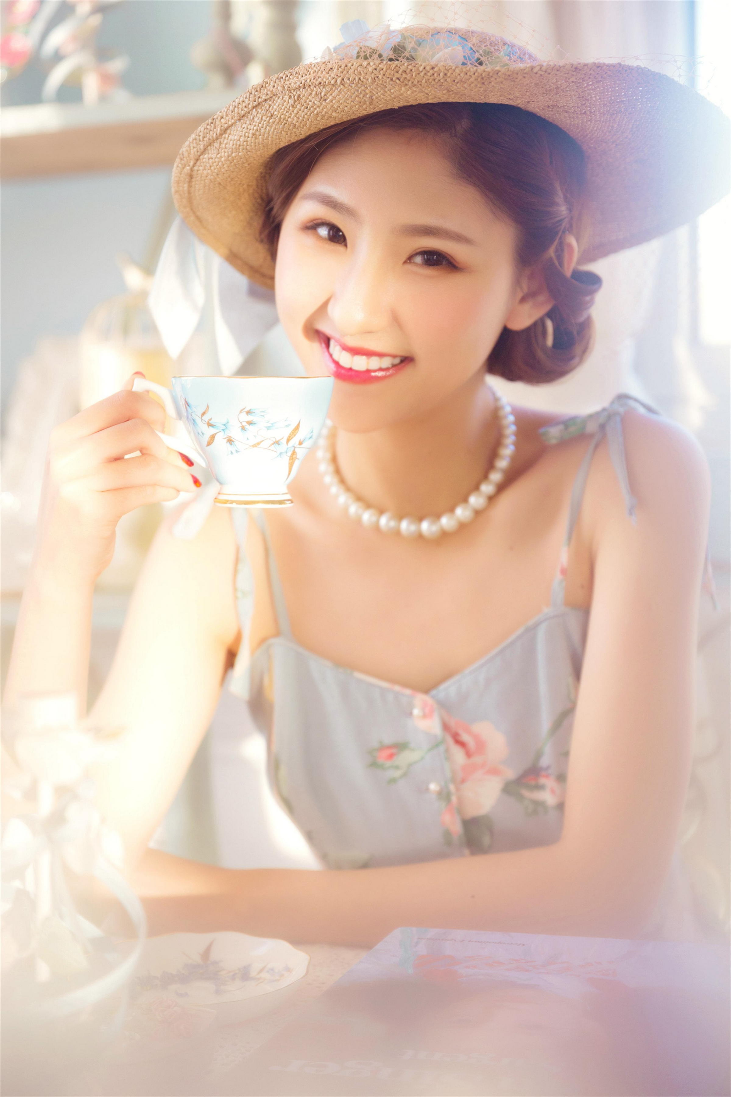 [YALAYI雅拉伊]2023.04.07 花样青春 现代名媛灰色吊带连衣裙清纯写真集第4张