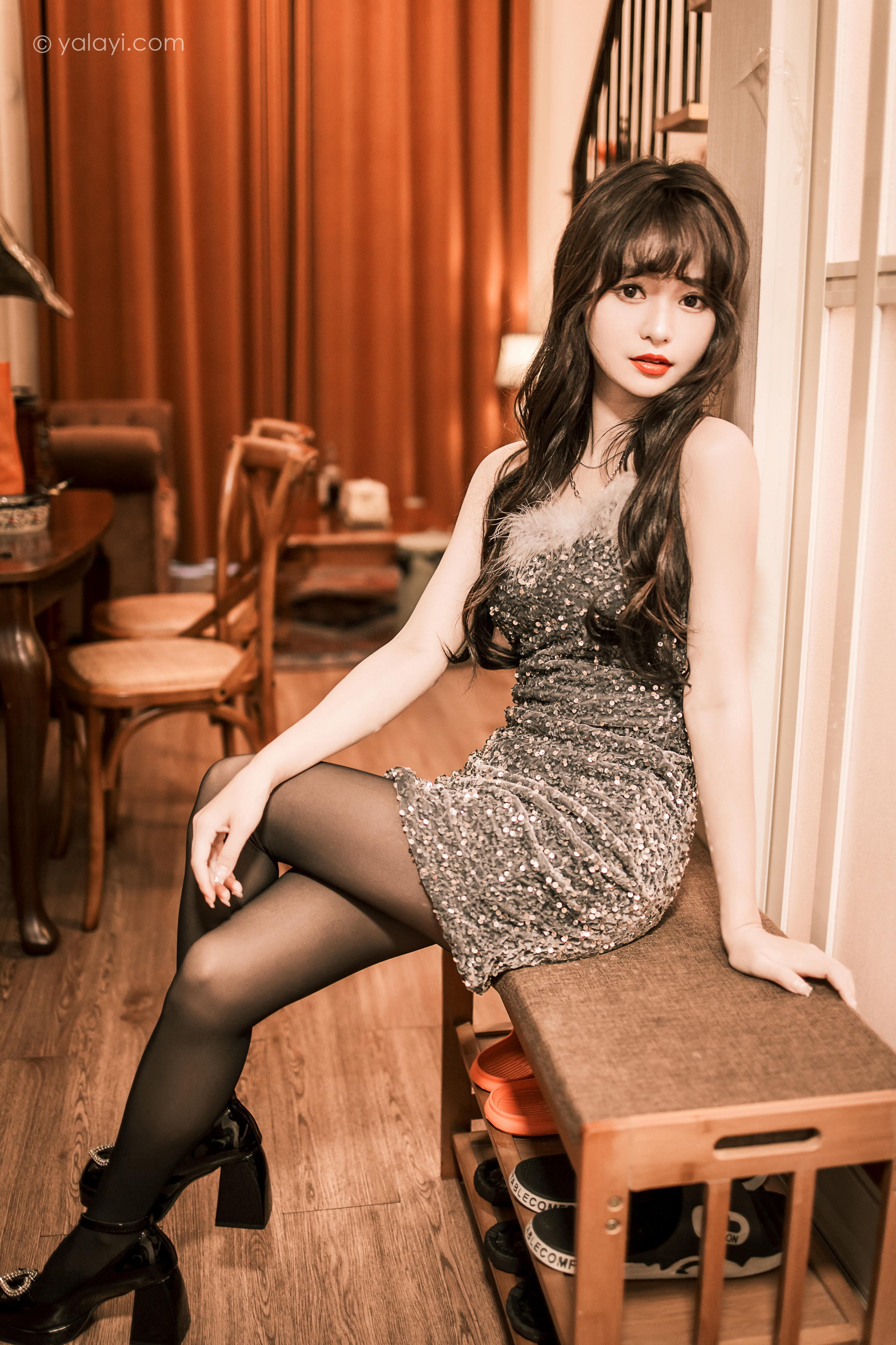 [YALAYI雅拉伊]2023.04.07 优雅的小黑裙 小亭 灰色抹胸礼服裙加黑丝美腿性感私房写真集第11张