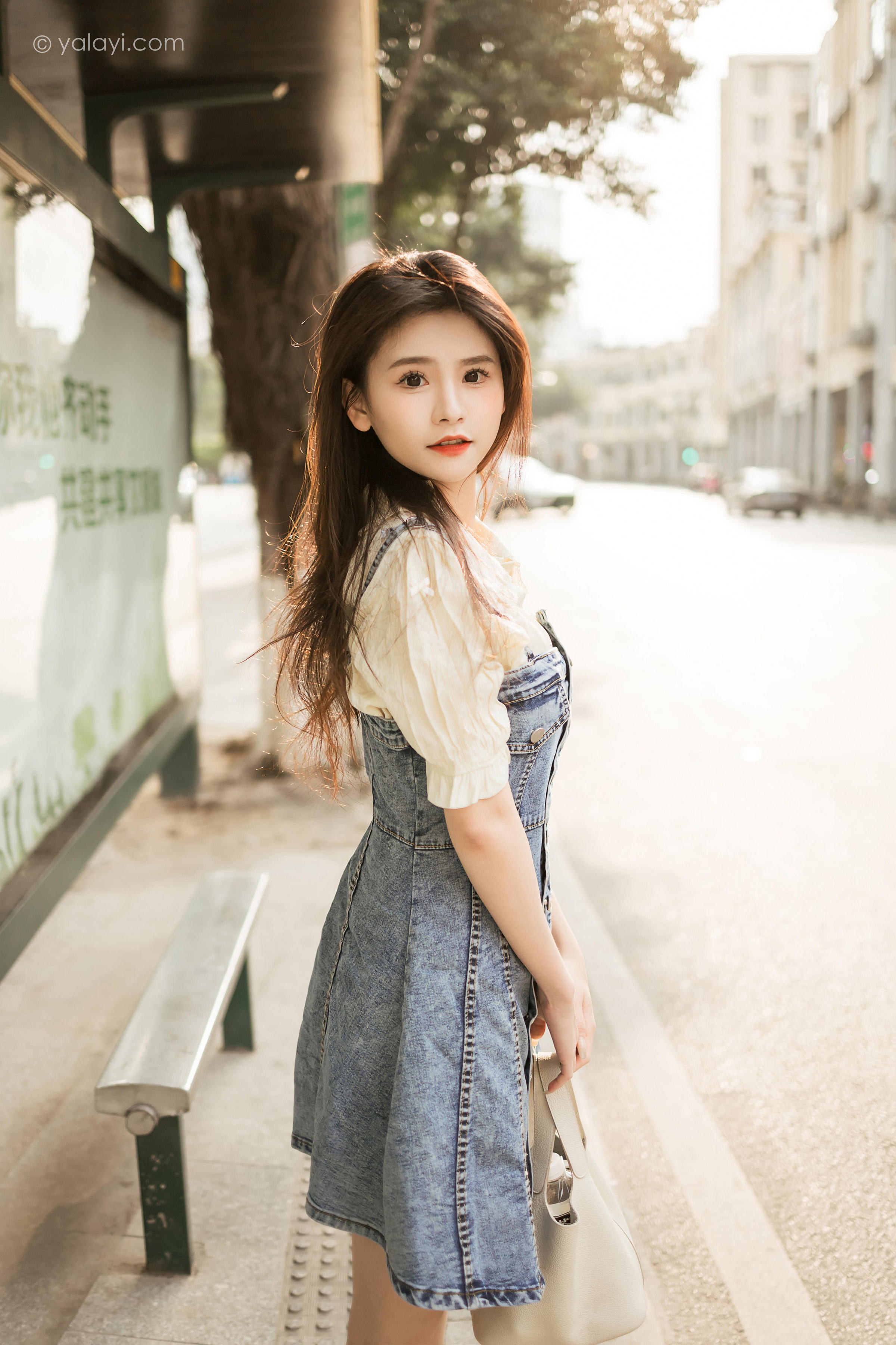 [YALAYI雅拉伊]2023.04.22 女神来我家 若婷 白色衬衫加灰色吊带牛仔裤清纯写真集第3张