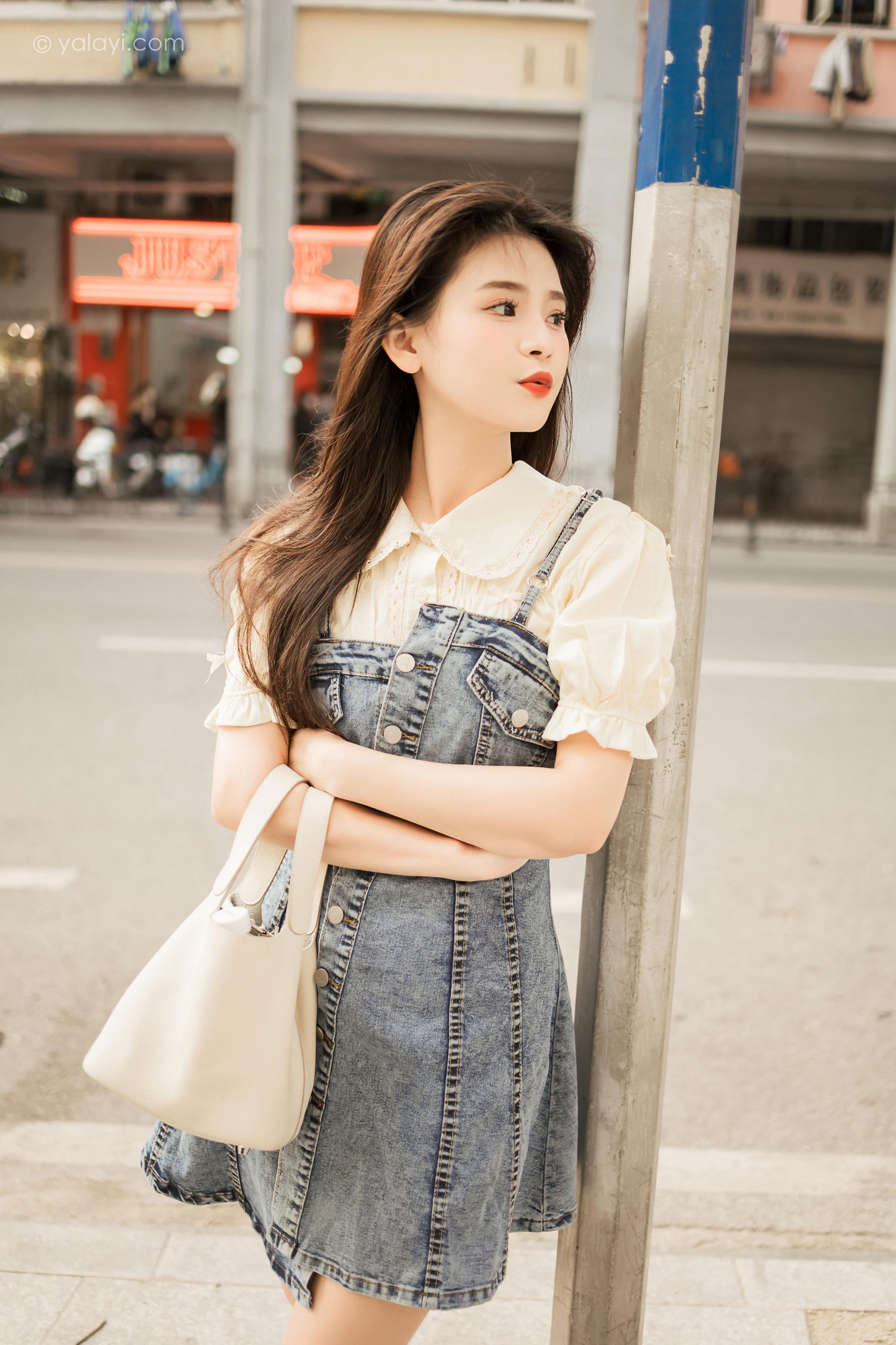 [YALAYI雅拉伊]2023.04.22 女神来我家 若婷 白色衬衫加灰色吊带牛仔裤清纯写真集第5张