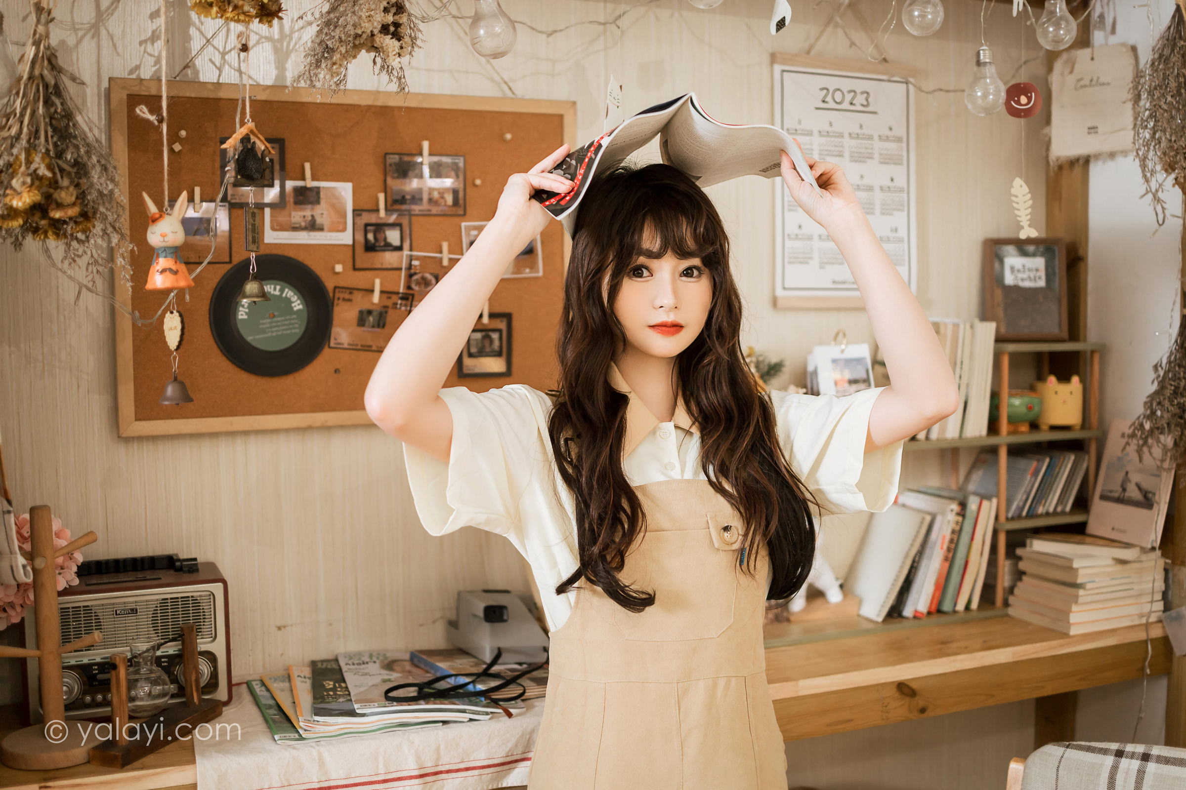 [YALAYI雅拉伊]2023.05.02 惬意的悠闲时光 小亭 白色衬衫与米色连衣裙居家清纯写真集第3张